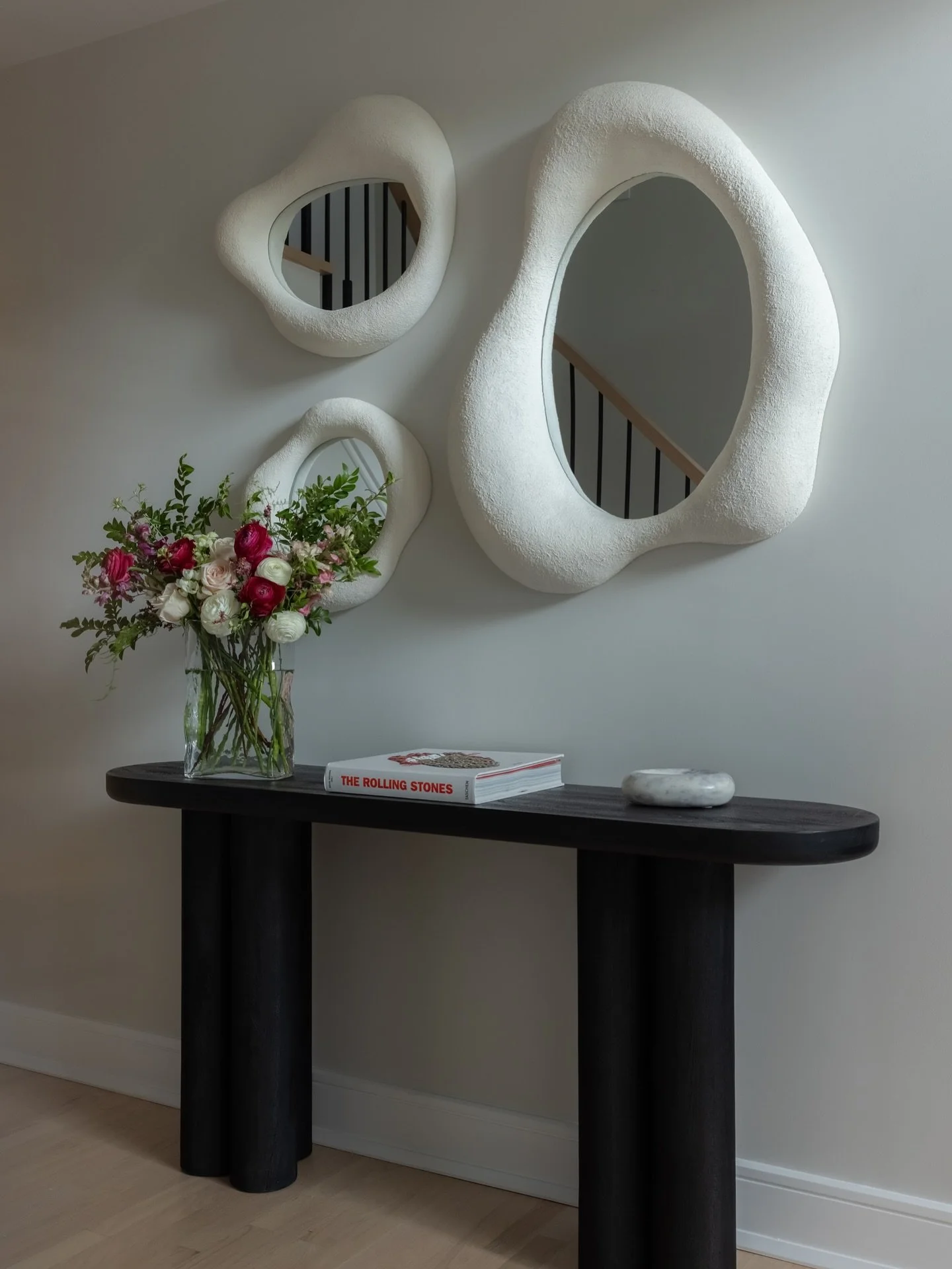 When furniture feels like sculpture and mirrors become art 💐
.
.
.
#DesignDetails #ModernOrganic #NeutralInteriors #InteriorDesign #EntrywayDesign #InteriorInspo #ModernHome #DawnInteriors #InteriorDesign #EntrywayStyling #ModernOrganicDesign #LongI