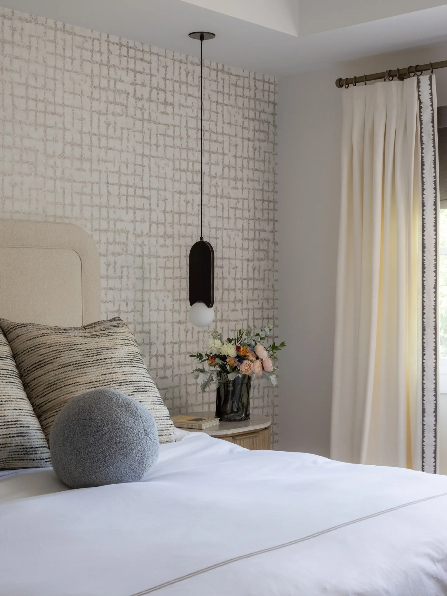 Modern simplicity with a focus on form, texture, and comfort
.
.
.
#InteriorDesign #InteriorDesigner #BedroomDesign #ModernInteriors #ContemporaryDesign
#HomeInspiration #InteriorStyling #DesignDetails #HomeDecor #DecorInspo
#LuxuryInteriors #Neutral