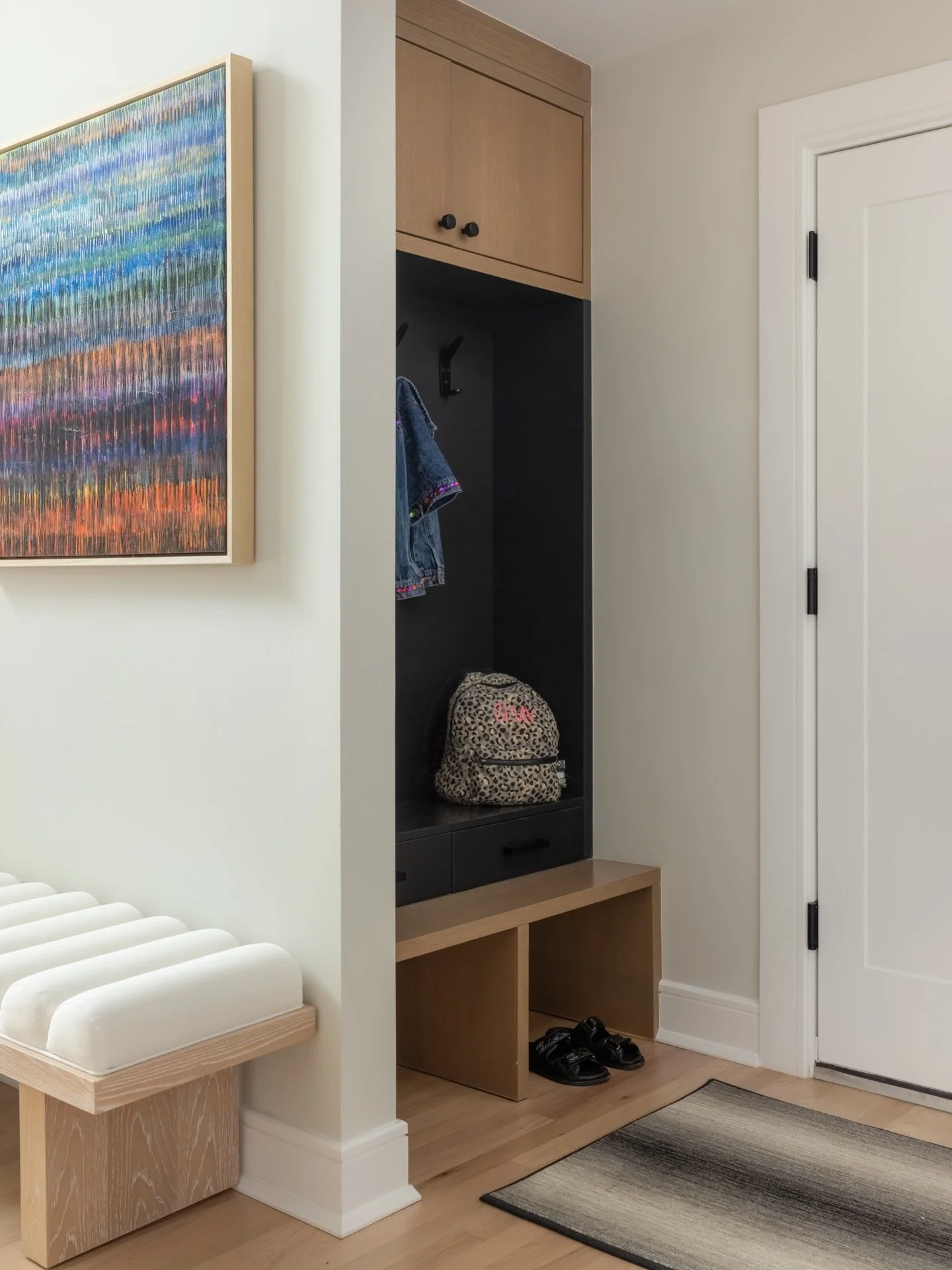 Custom Mudroom Nook
.
.
.
#mudroom #mudroomdesign #mudroominspo #homedesign #homedecorideas #home #longisland #longislandhomes #nydesign #longislanddesigner #interiordesign #design #interiordesigner 
@bello_architects 
📸 @raquellangworthy.photo
