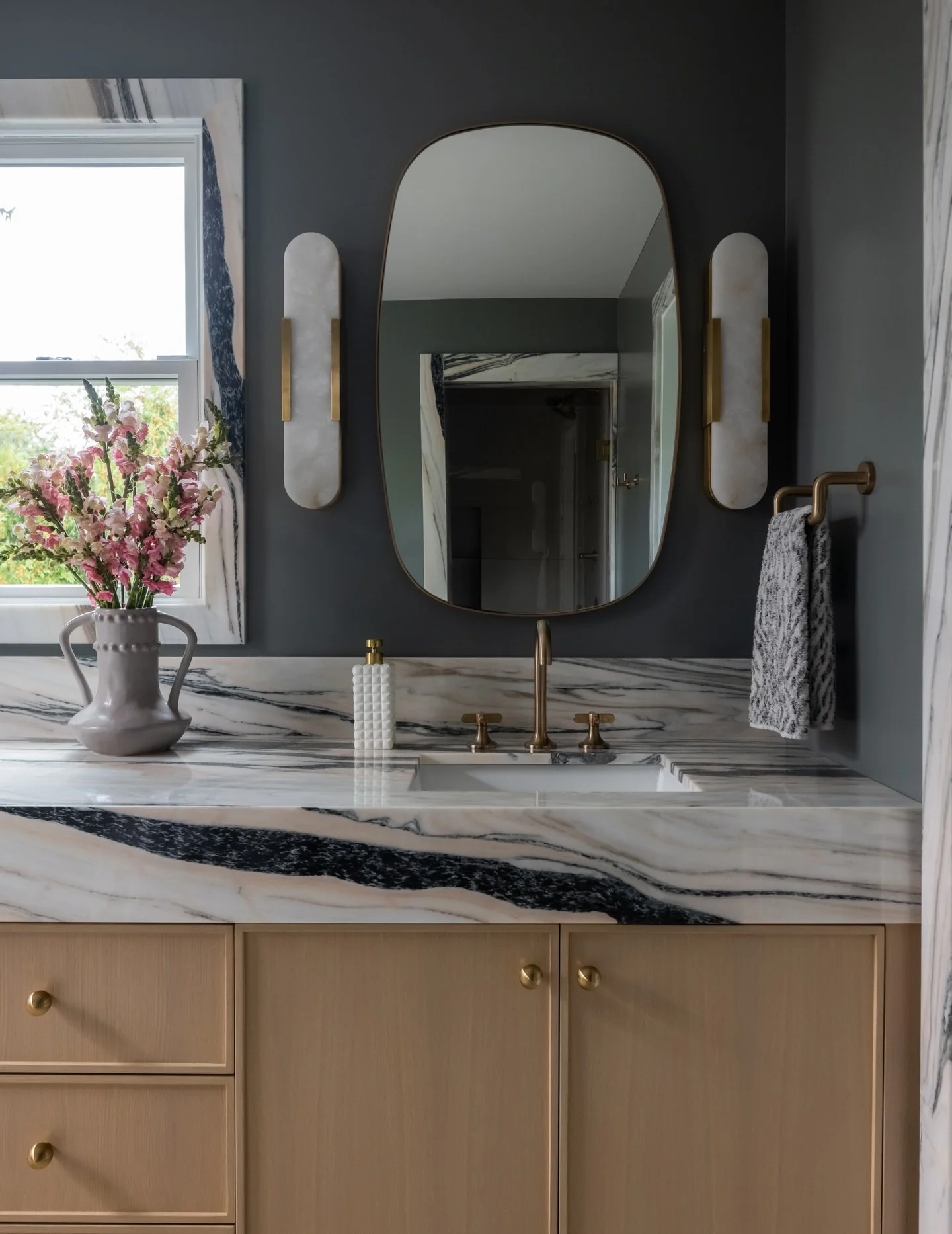 Natural stone, timeless beauty 🤍
.
.
.
#naturalstone #stone #marble #masterbath #masterbathroom 
📸 @raquellangworthy.photo