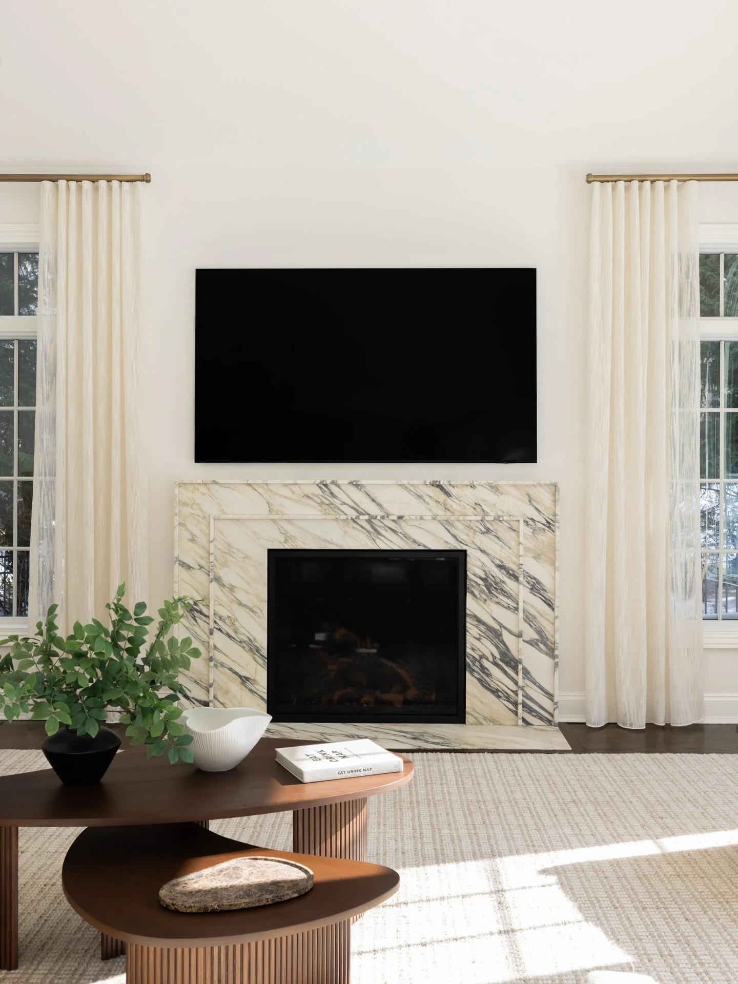 This fireplace stole the show 🔥 
.
.
.
#fireplace #fireplacemantel #fireplacedesign #livingroomdesign #livingroomdecor
📸 @jennagalletti