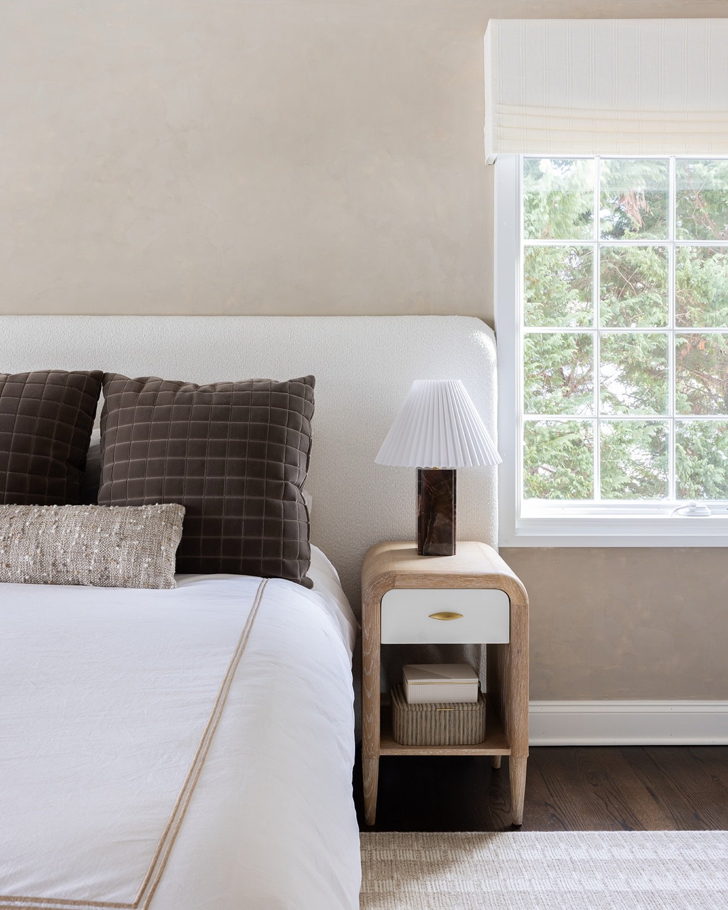 Neutral palette with layered textures and natural light ☀️ 
.
.
.
📸 @jennagalletti 
#InteriorDesign
#BedroomInspo
#ModernHome
#NeutralDecor
#HomeStyling