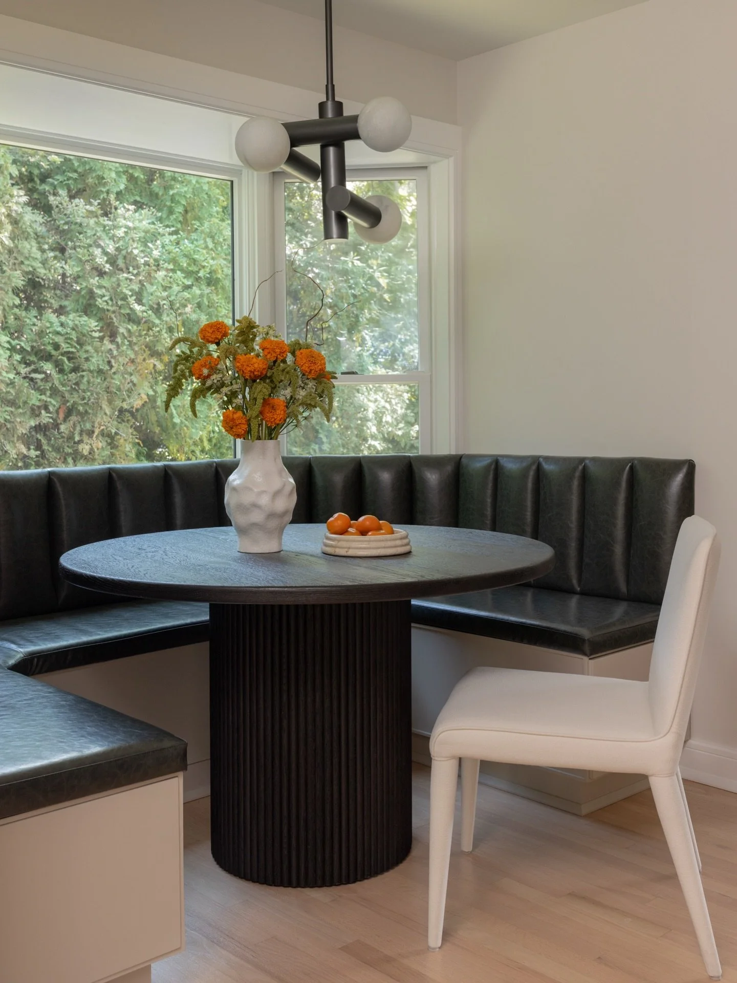 Custom kitchen banquette nook
.
.
.
#kitchen #banquette #nook #interior #interiordesign 
📸 @raquellangworthy.photo