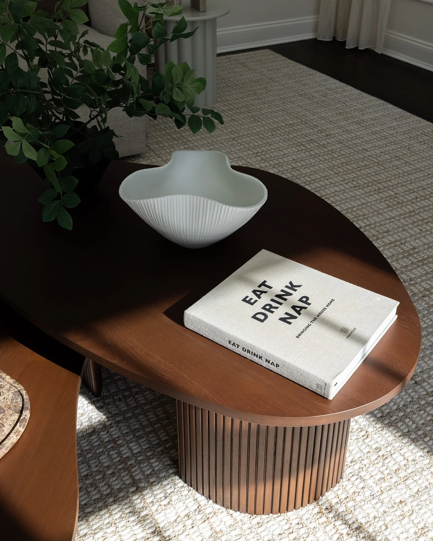Coffee table moment 🌿
.
.
.
#homedecor #homedesign #interiors #interiordesigner #roslyn
📸 @jennagalletti