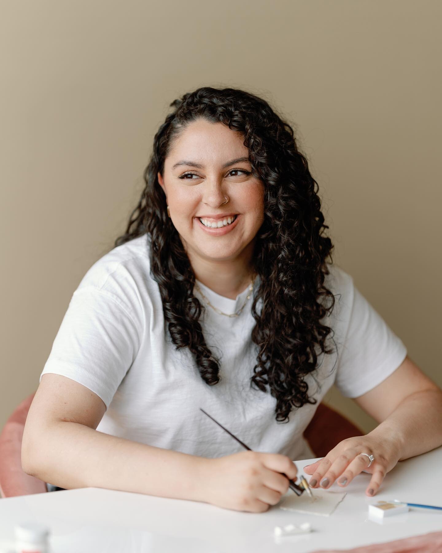 It&rsquo;s been minute since I&rsquo;ve introduced myself here on IG. Hola, hello and welcome! My name is Karina Vellon, and I am the owner of Penned by K. I have been doing calligraphy for 8 years now and I love everything about it! My favorite part