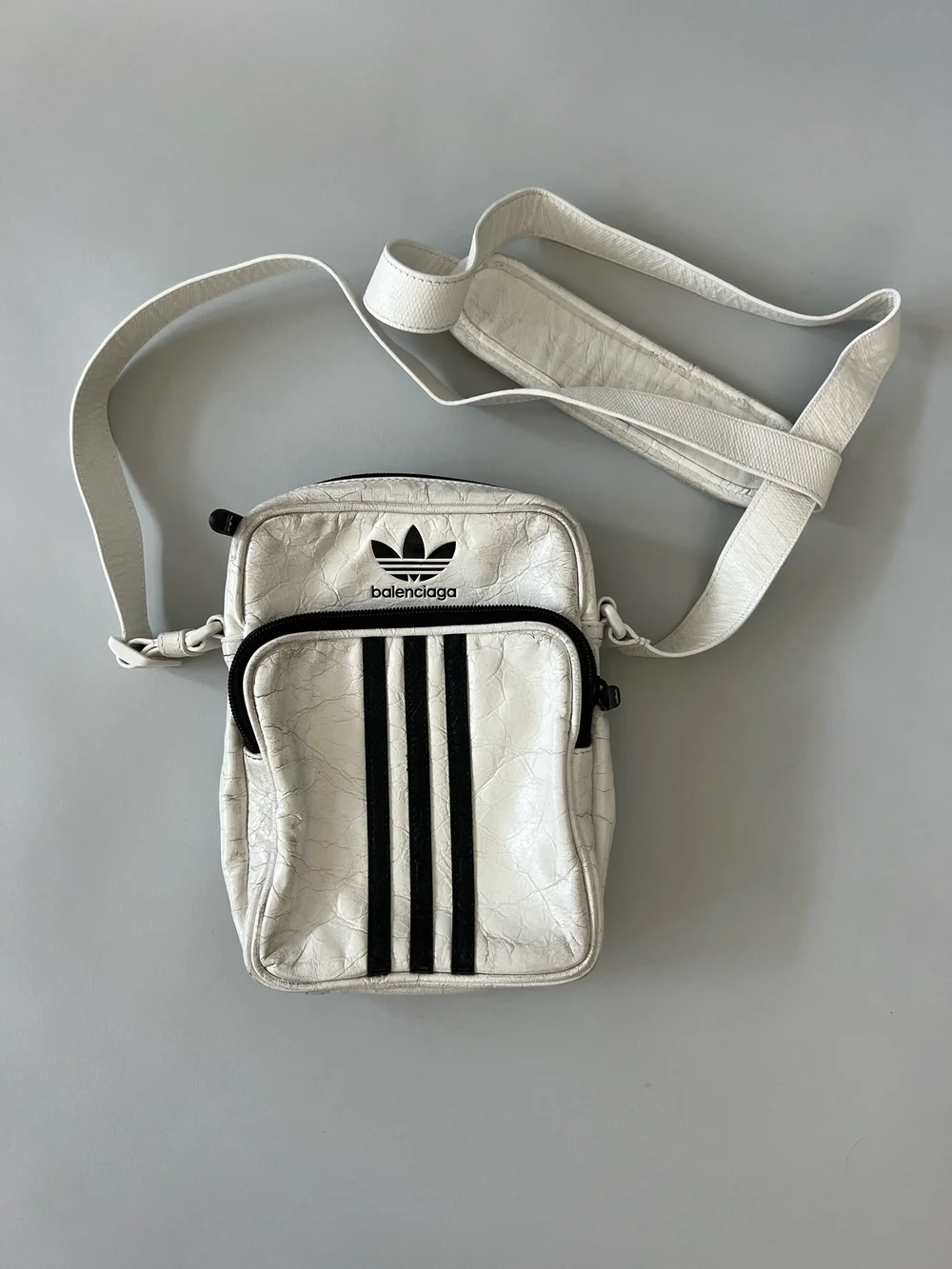 ADIDAS ORIGINALS×バレンシアガ チェーンクロスボディバッグ Balenciaga x Adidas Crossbody Messenger Bag — CONSUMED