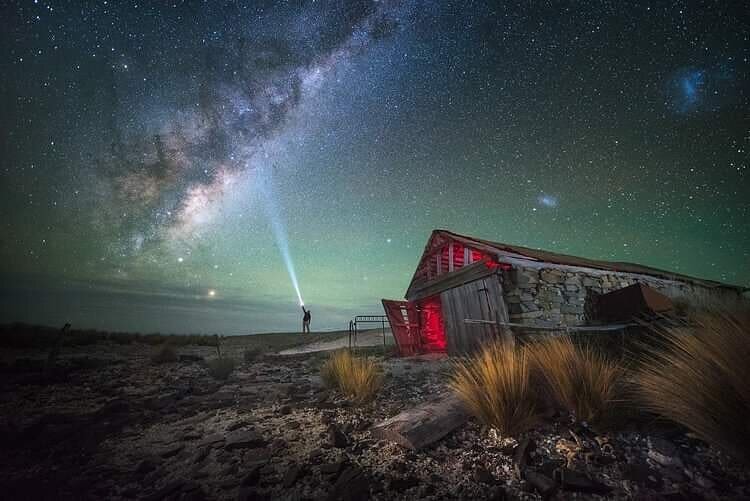 Have you ever gone outside on a clear night to a beautiful full moon, and gone to take a photo, but you just ended up with a shiny white blob? Well, today we are lucky enough to learn from award winning photographer Luke Tscharke as he covers the bas