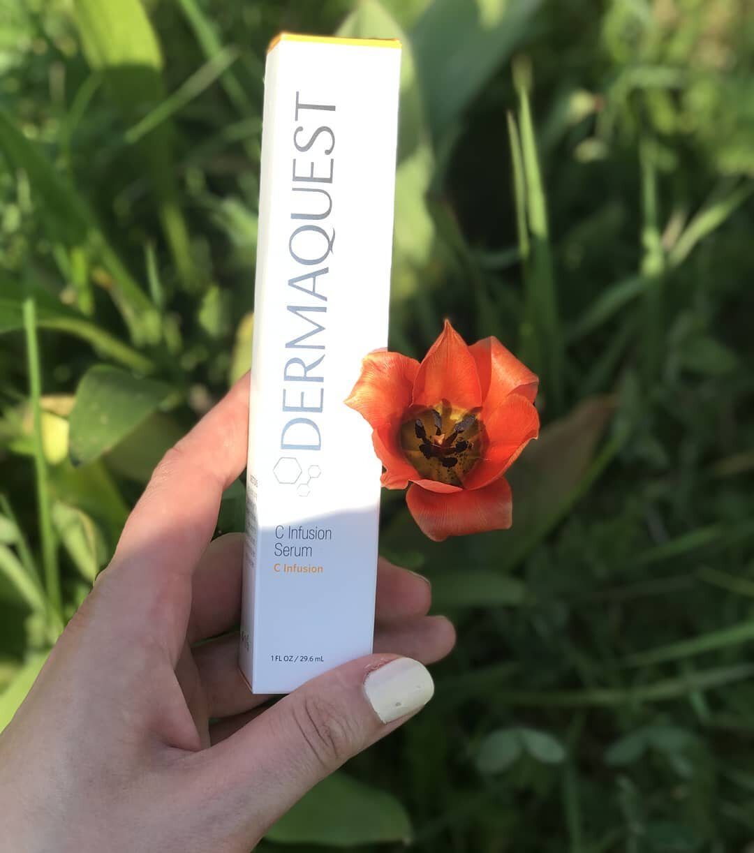 &bull; PRODUCTREVIEW &bull; Het C-Infusion serum van Dermaquest bevat sinaasappelstamcellen om de verschijning van fijne lijntjes te verminderen. Daarnaast werkt het serum verhelderend en remt de aanmaak van pigment. Dit huidverzorgingsproduct kan da