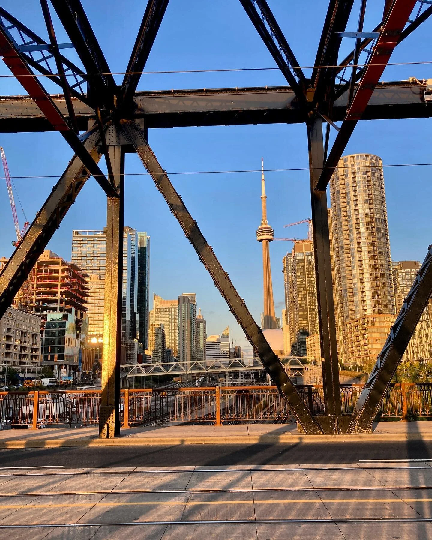 Small moments can have big impacts on our energy, vibration and state of mind. This #goldenhour in #toronto gave me #allthefeels today 🍁 #chasinglight
