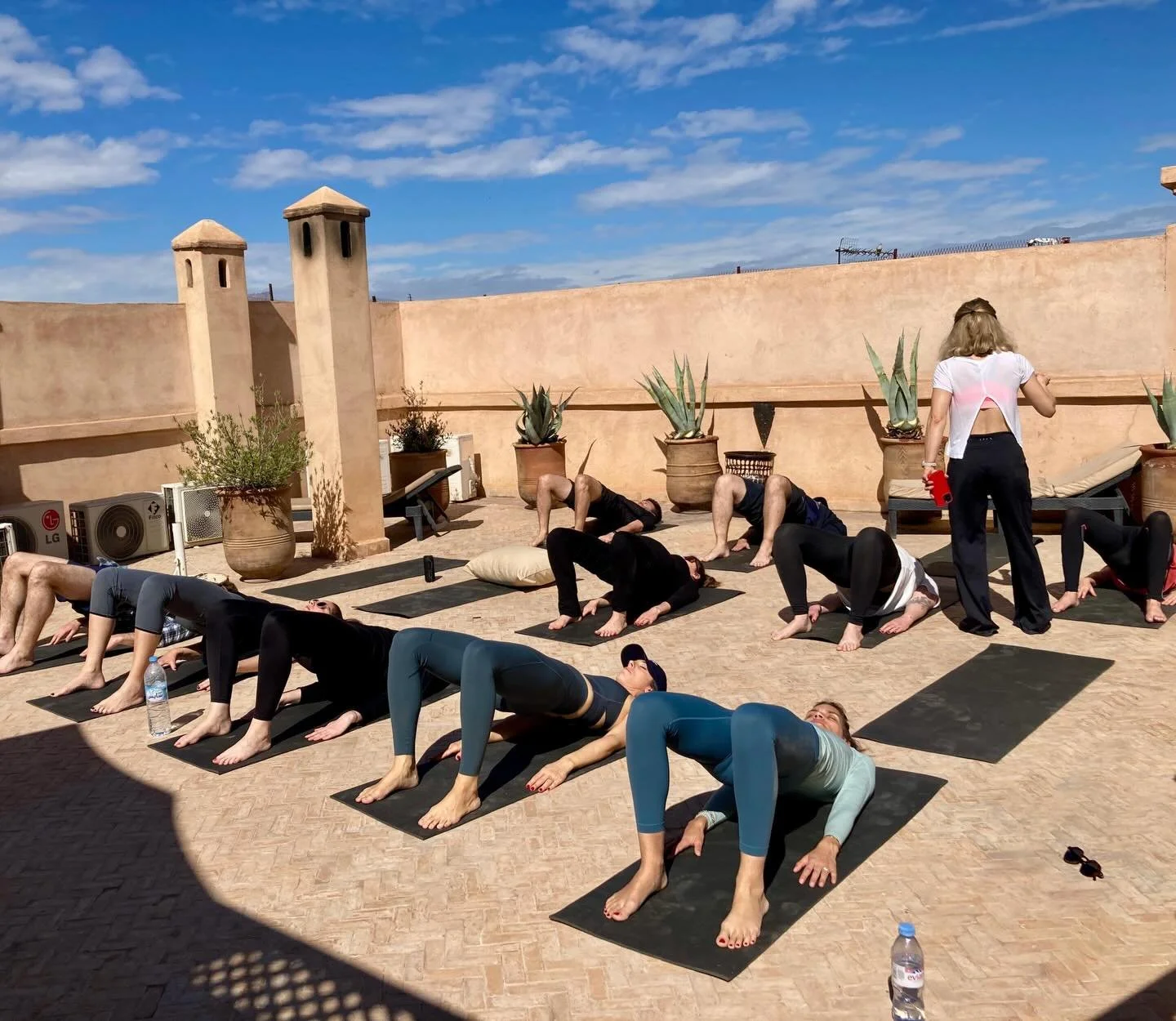 #yoga and #bluesky🧘&zwj;♀️ Celebrating @cleementiinee the best way we know how 🎈 #marrakech