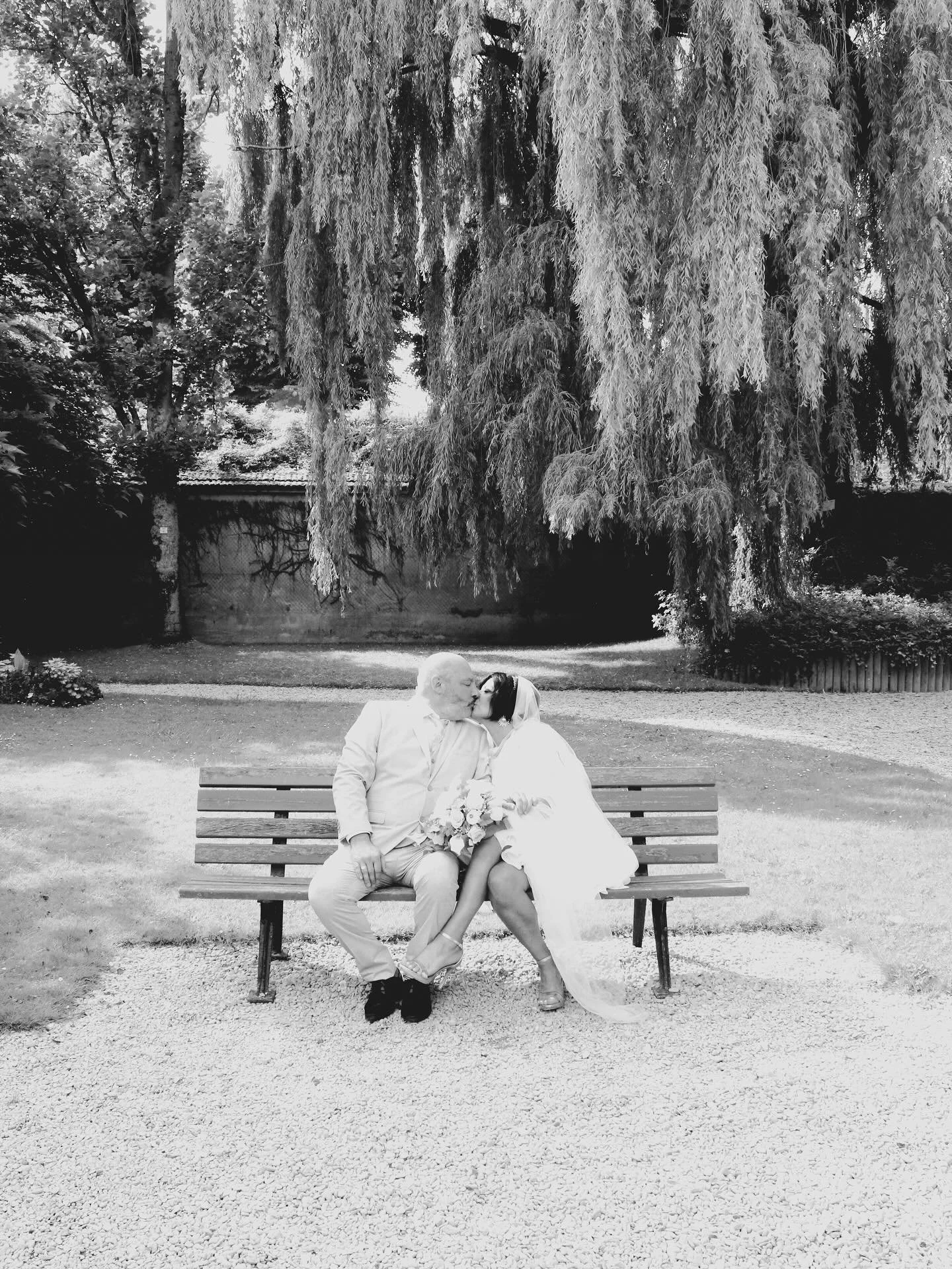 (3/3)

Il y a quelques semaines, j&rsquo;ai eu le privil&egrave;ge de photographier mon tout premier mariage. 🤍
Si j&rsquo;ai pu vivre cette exp&eacute;rience, c&rsquo;est gr&acirc;ce &agrave; une amie qui m&rsquo;a permis de rencontrer les mari&eac