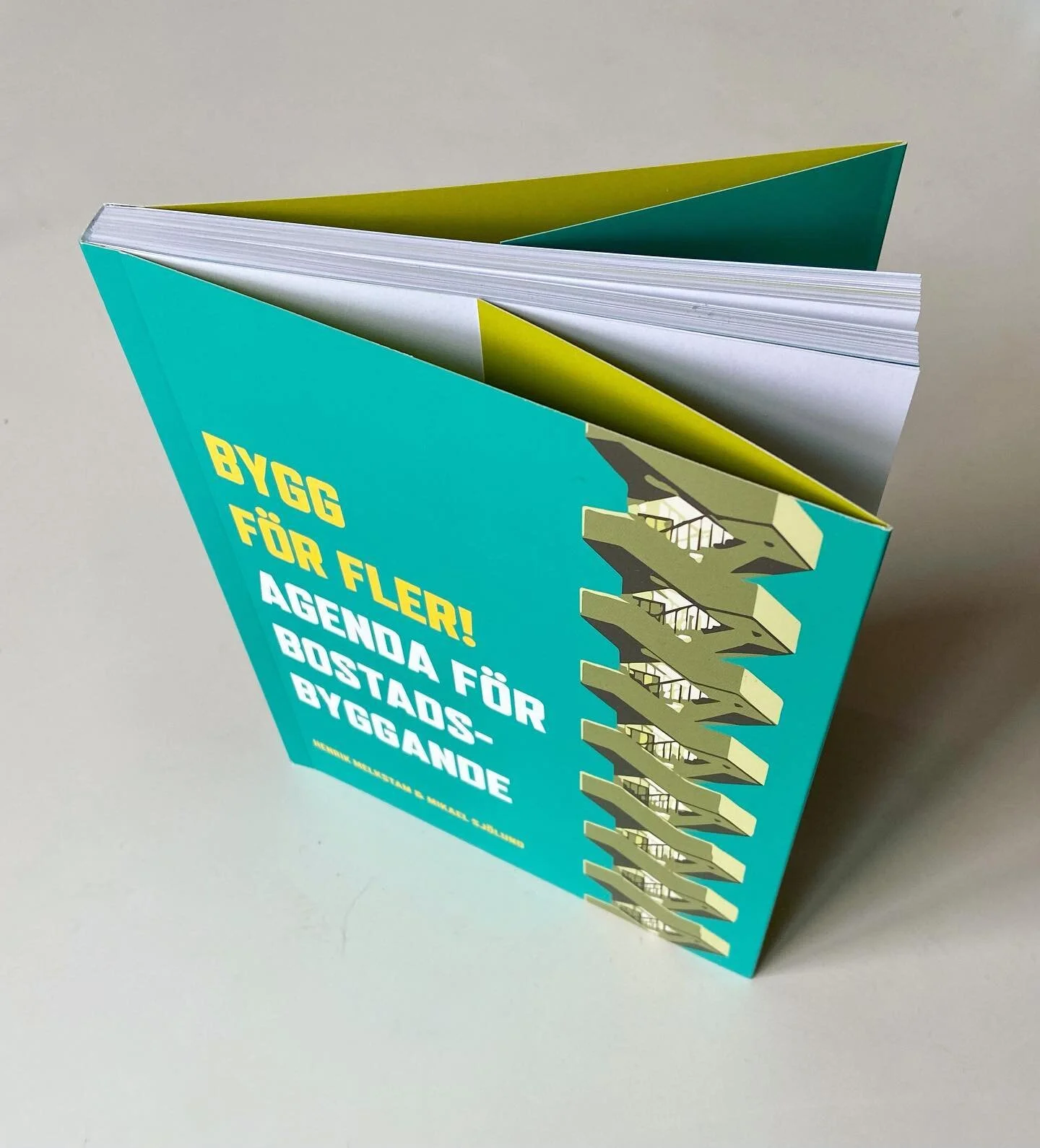 Nytt fr&aring;n tryckeriet. Bygg f&ouml;r fler av Henrik Mellstam och Mikael Sj&ouml;gren, ges ut av Svensk Byggtj&auml;nst.

#nytryckt #print #bookdesign #bokformgivning