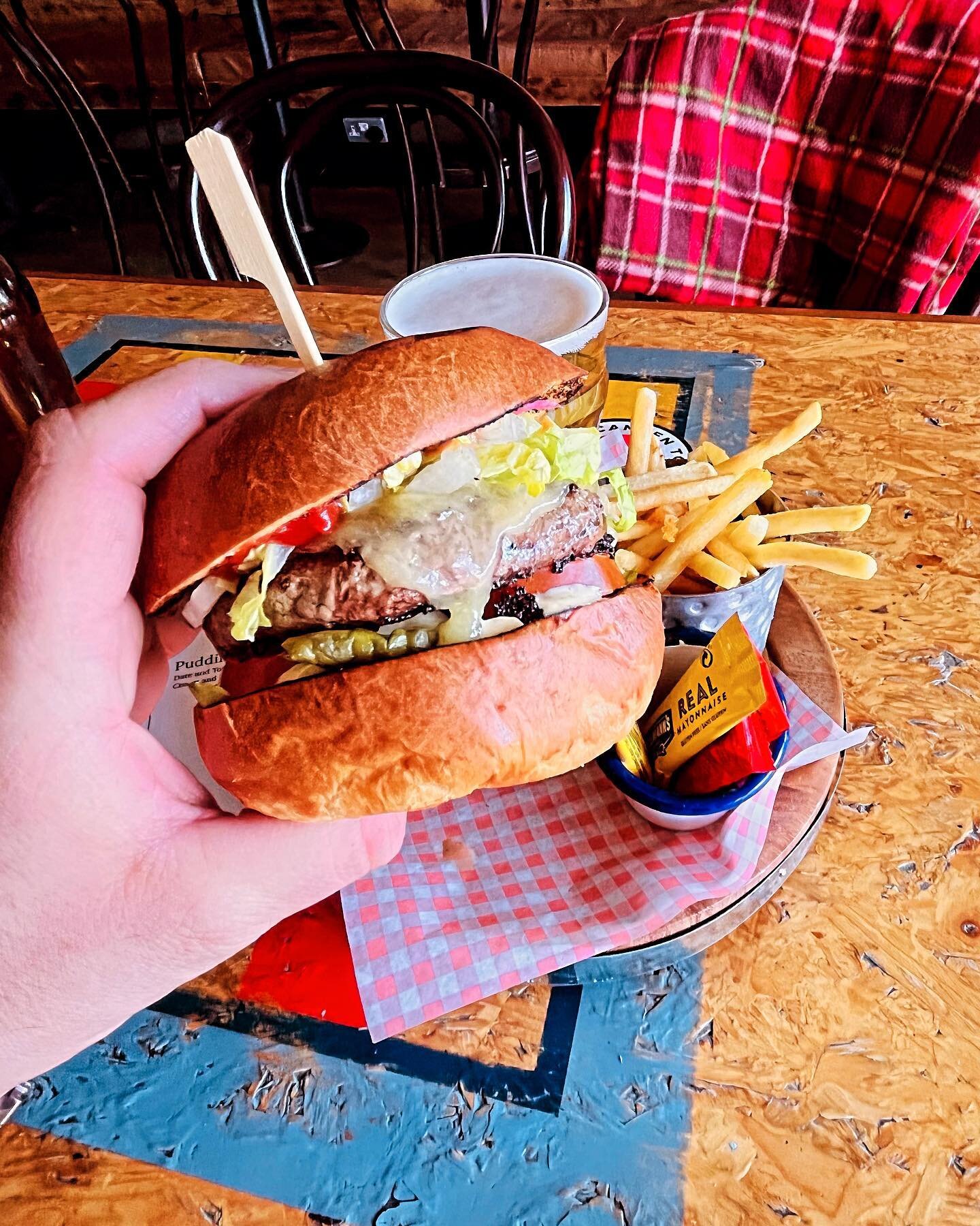 🍔 Savor the Juicy Goodness! 🍔 Craving something mouthwateringly delicious? Look no further than our delectable burger! 😋🍔 ⁣
.⁣
.⁣
.⁣
.⁣
.⁣
#bar #beer #beers #cocktail #cocktails #craftbeer #drink #drinks #drinkup #foodblogger #pub #pubfood #pubg 