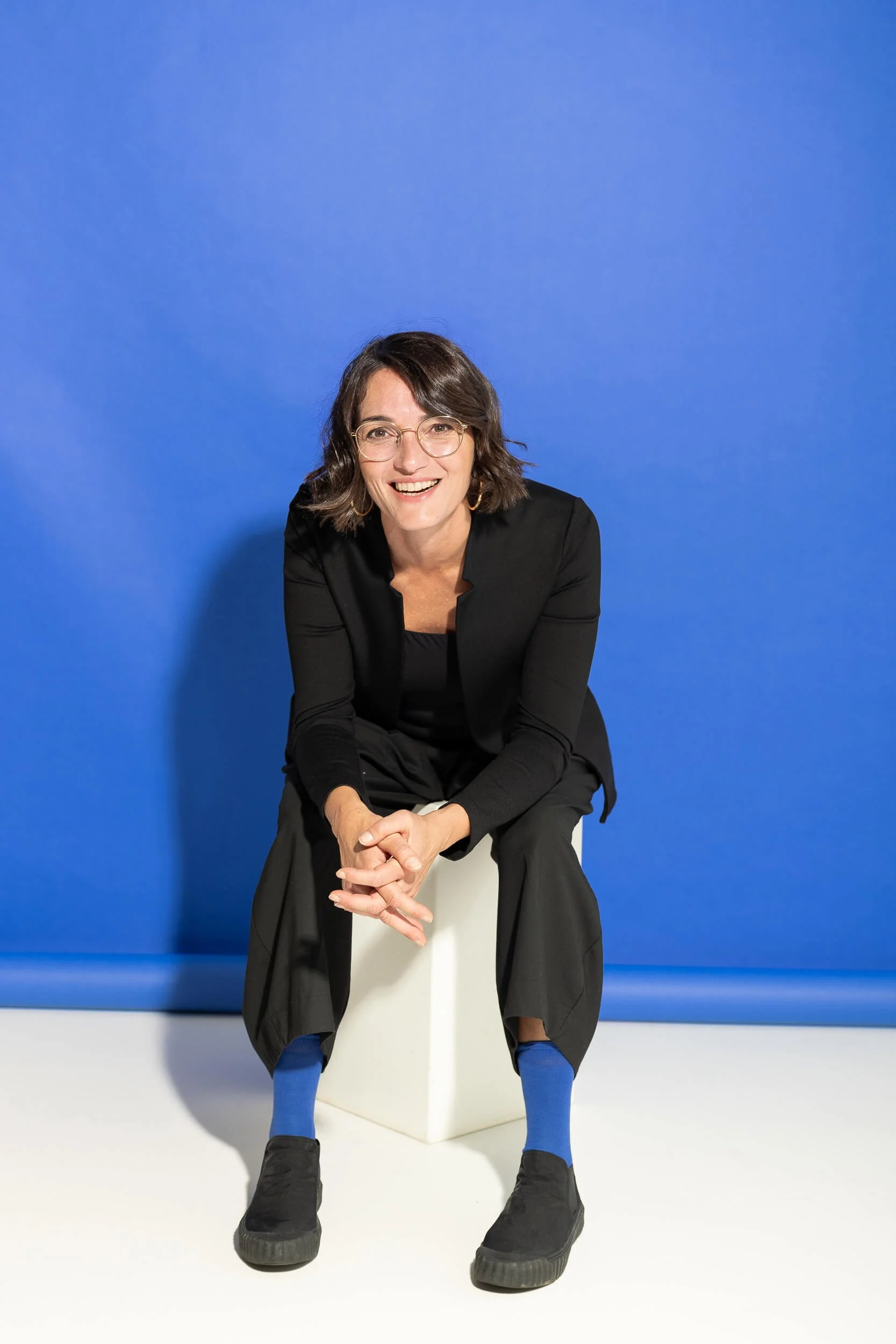 Businessportrait Frau natürlich sitzend auf Stuhl