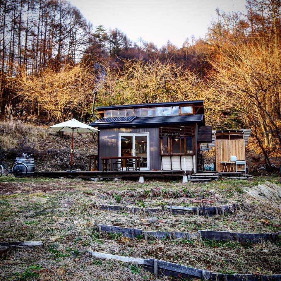 🍃🚚 Experience a tranquil off-grid getaway in Japan, without giving up the comforts of modern day comfort like wifi and electricity, where you can do your #remotework in style. 🙌🧑&zwj;💻
.
.
.
🏠 This #TinyCabin in #Nagano offers more than the #Ti