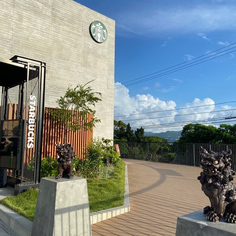 🚗 If you want to get your ☕ #CaffeineFix or if you're looking a place to hop on a quick call with your 🧑&zwj;💻 #remoteteam while you're in #Okinawa, check out the local #Starbucks in #Motobu area. 🙌
.
.
.
💜 What we love:
✅ Stylish interior
✅ Com