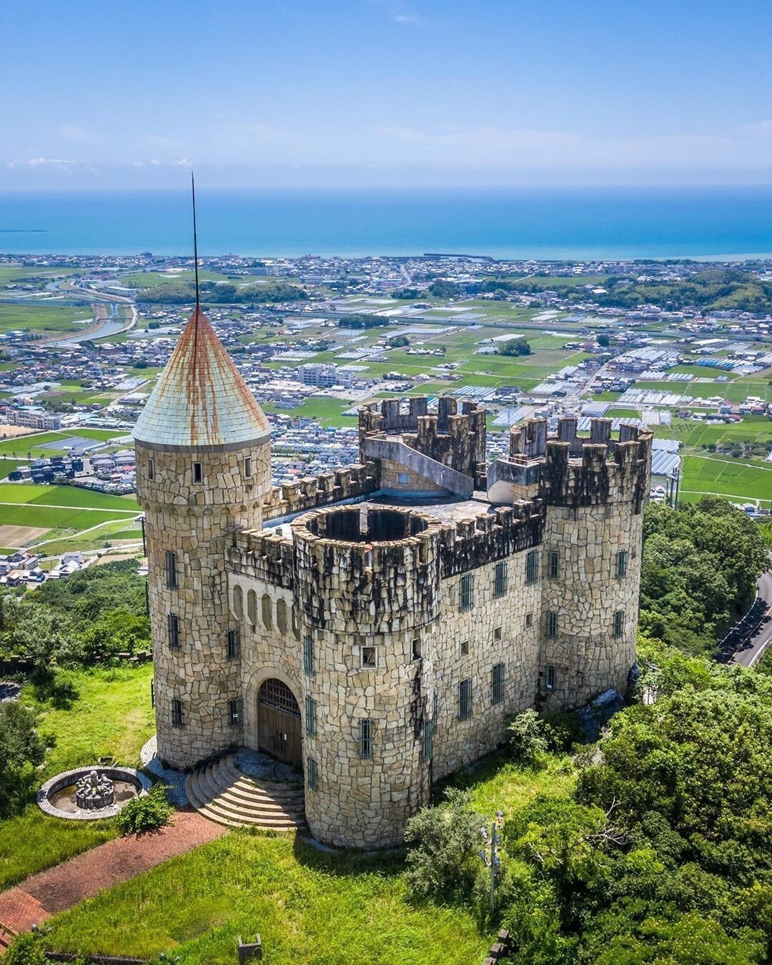 🇪🇸 Spain? 🏴󠁧󠁢󠁥󠁮󠁧󠁿 England? No! Believe it or not, this 🏰  Spanish castle is located in 🇯🇵 #Japan. Built in 1973 at the summit of ⛰ Mt. Sanpo in #Konan City, hence its name &quot;Chateu Sanpo&quot;. It offers a view of Konan and #Kochi cit