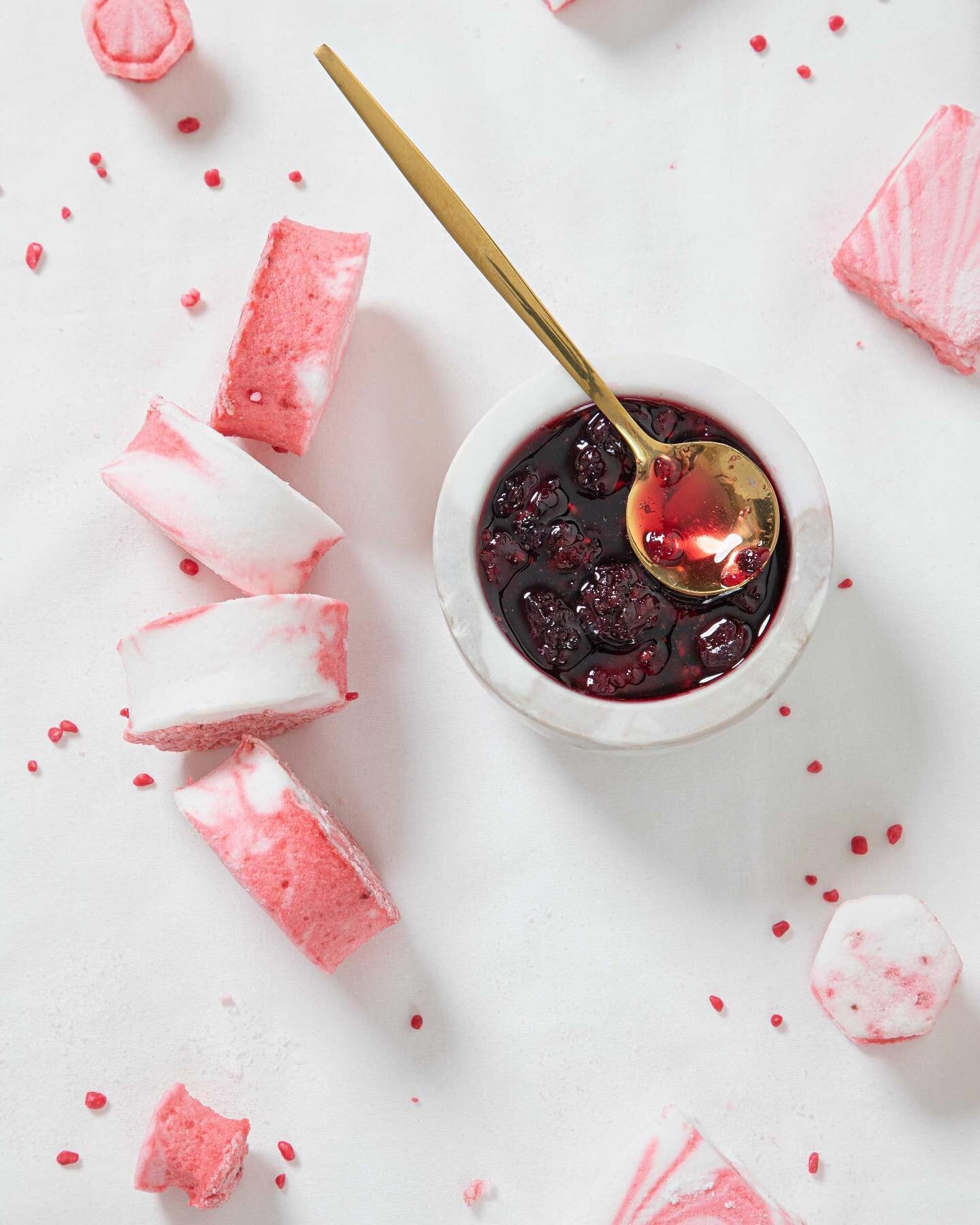 Experience the delightful homemade strawberry and vanilla marshmallows, elegantly paired with a vibrant berry compote - a celebration of sweet harmony in every bite. 
.
.
.
.
.
Photography by @amani_lindsell 
Menu by @dineinbybrookesilk @chef_brooke_