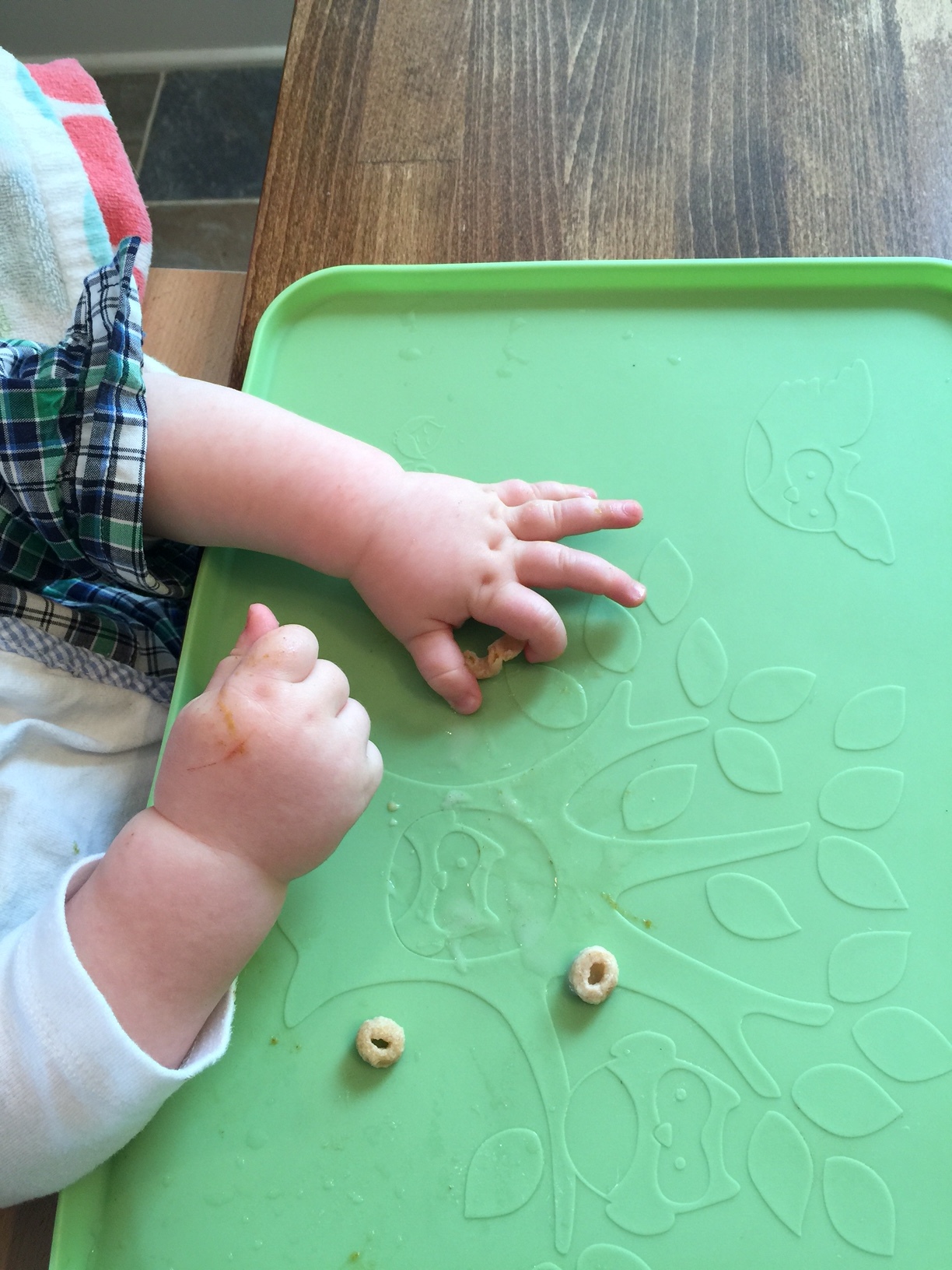 6 Big Benefits of Letting Your Baby Feed Himself