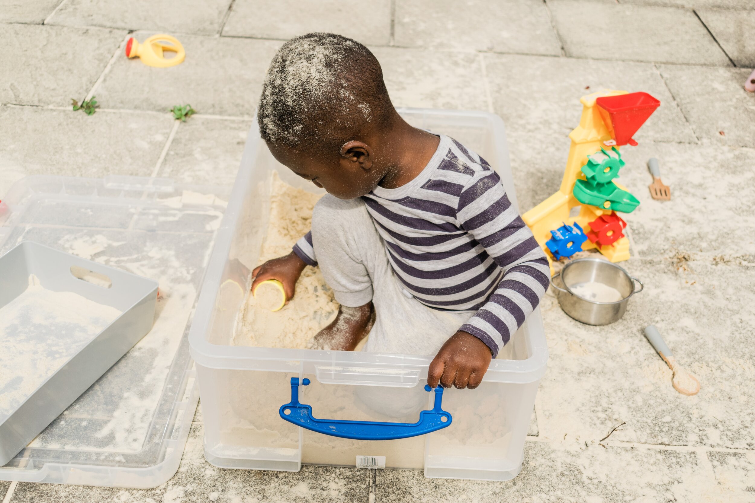 4 Ways to Teach Your Toddler to Play Independently