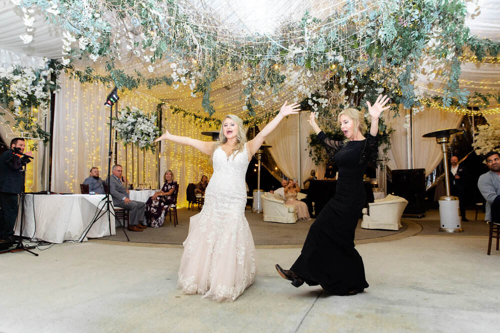 bride and her mother funny choreographed dance at the gassaway mansion