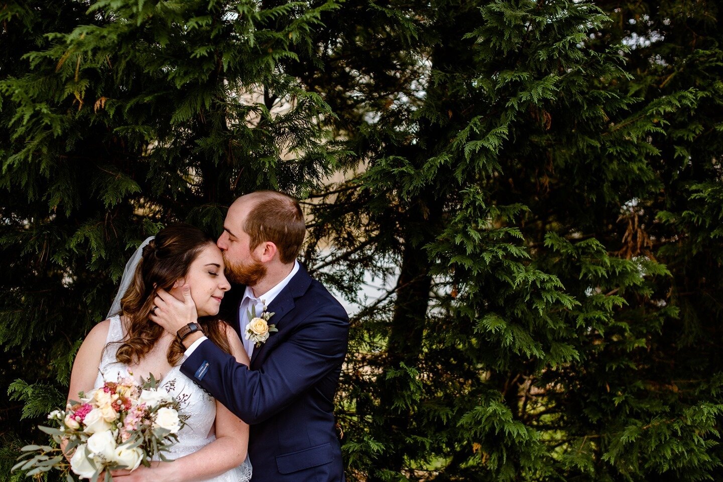 Evergreens hold a special place in my heart, especially during the colder months of the year.⁠
.⁠
Venue: @biltmorevillageinn⁠
Officiant: @love.and.wisdom.officiants⁠
Flowers: @stigma_style_love⁠
Cake: @karendonatellibakery