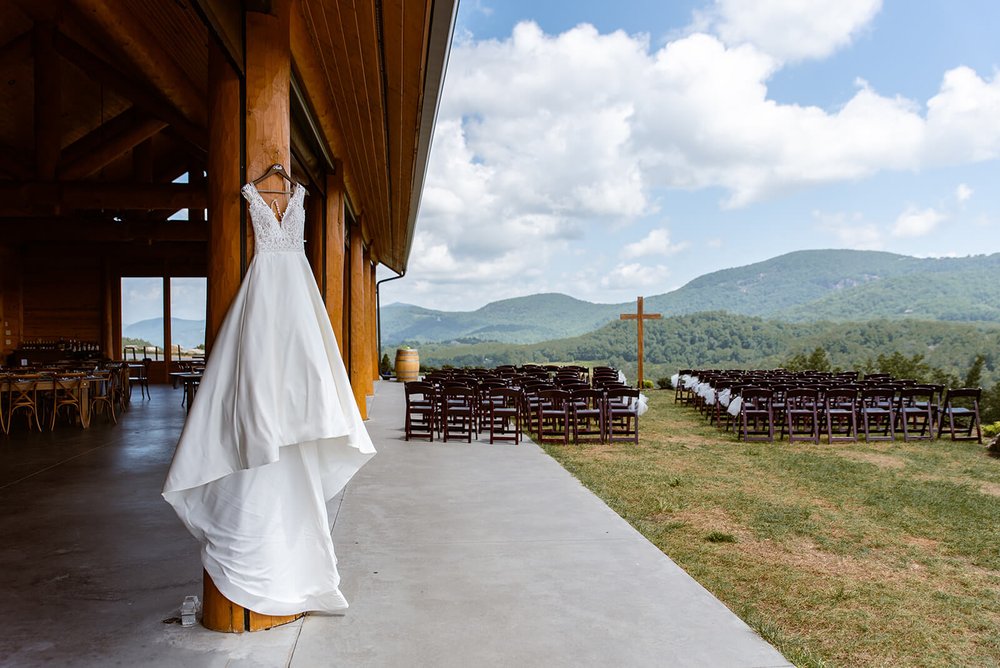 Wedding dress photo at point lookout vineyards by nick levine photography