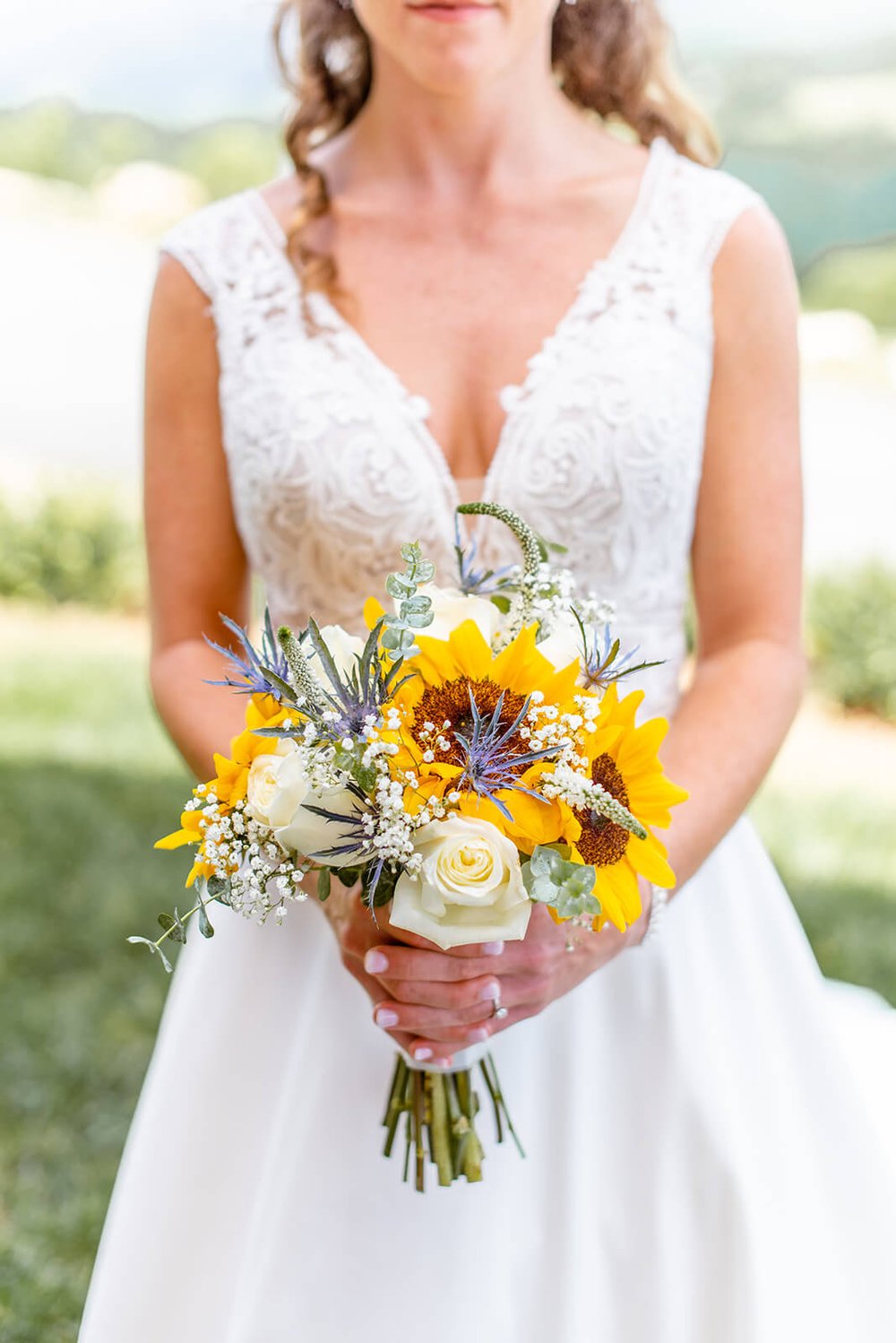 bouquet photo with sunflowers and white roses