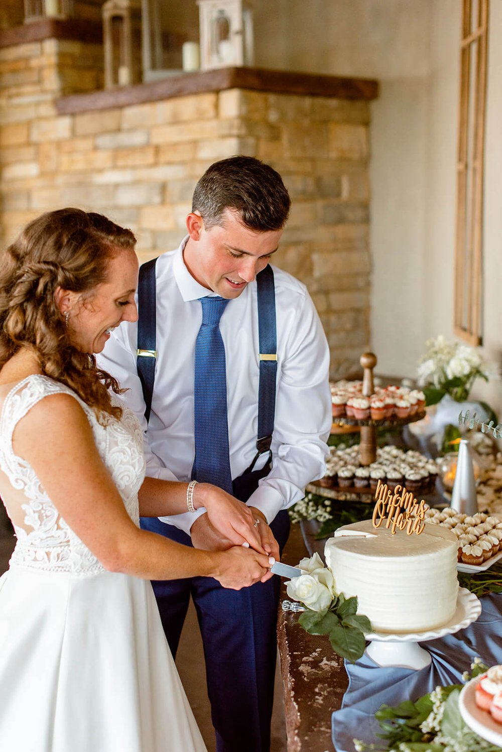cake cutting wedding photo inspiration