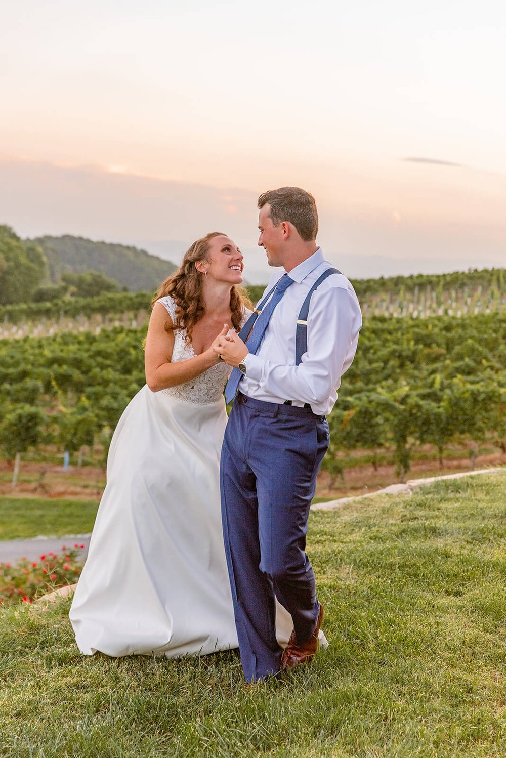 point lookout vineyards bride and groom photos