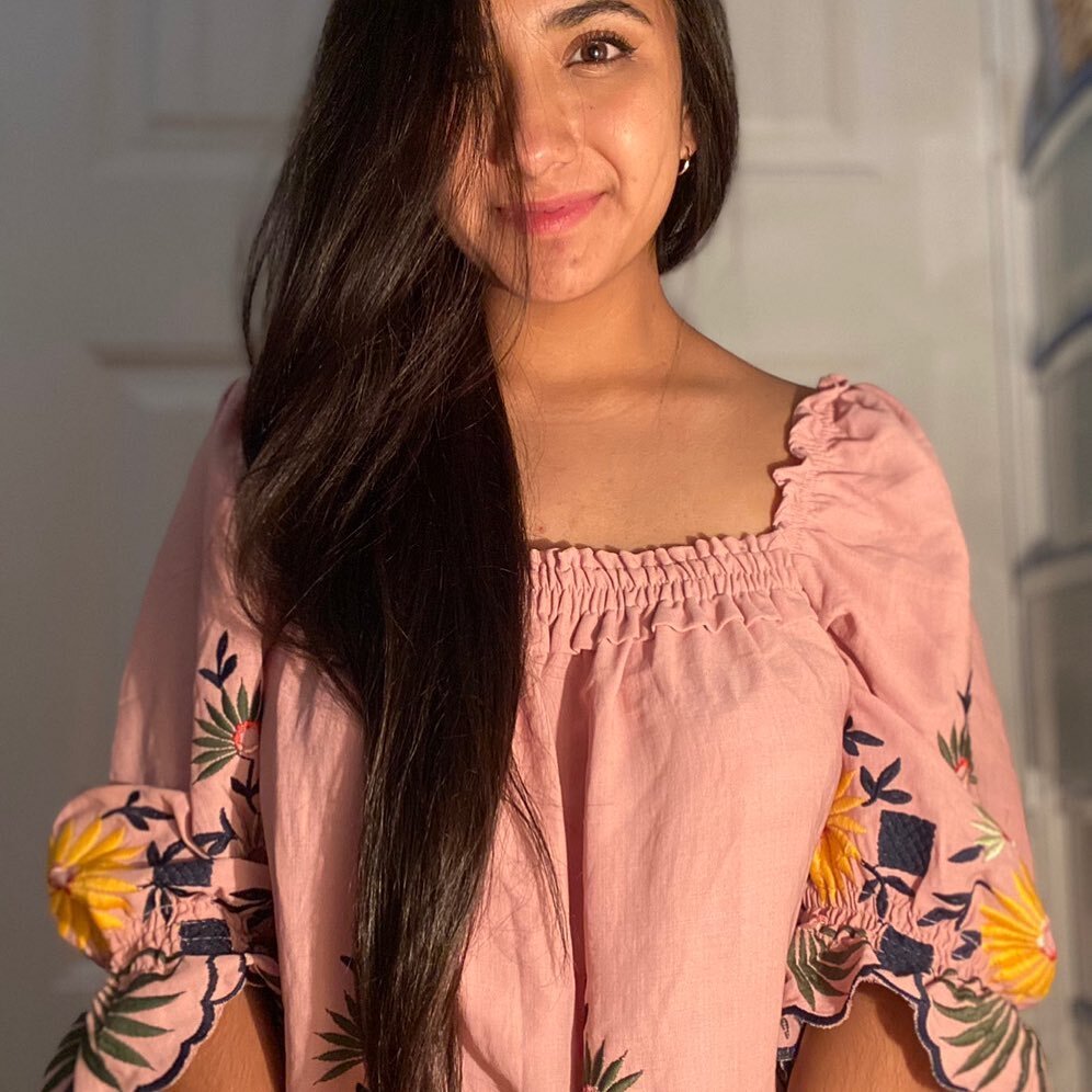 Hello!! We hope you all are having a nice Tuesday 🤩. In commemoration of Hispanic Heritage Month our sister Andrea Olvera wore this beautiful blouse representing the beautiful embroideries of Latin America 🇲🇽 🇬🇹 🇭🇳 🇸🇻 🇨🇷 🇳🇮 
#hispanicher