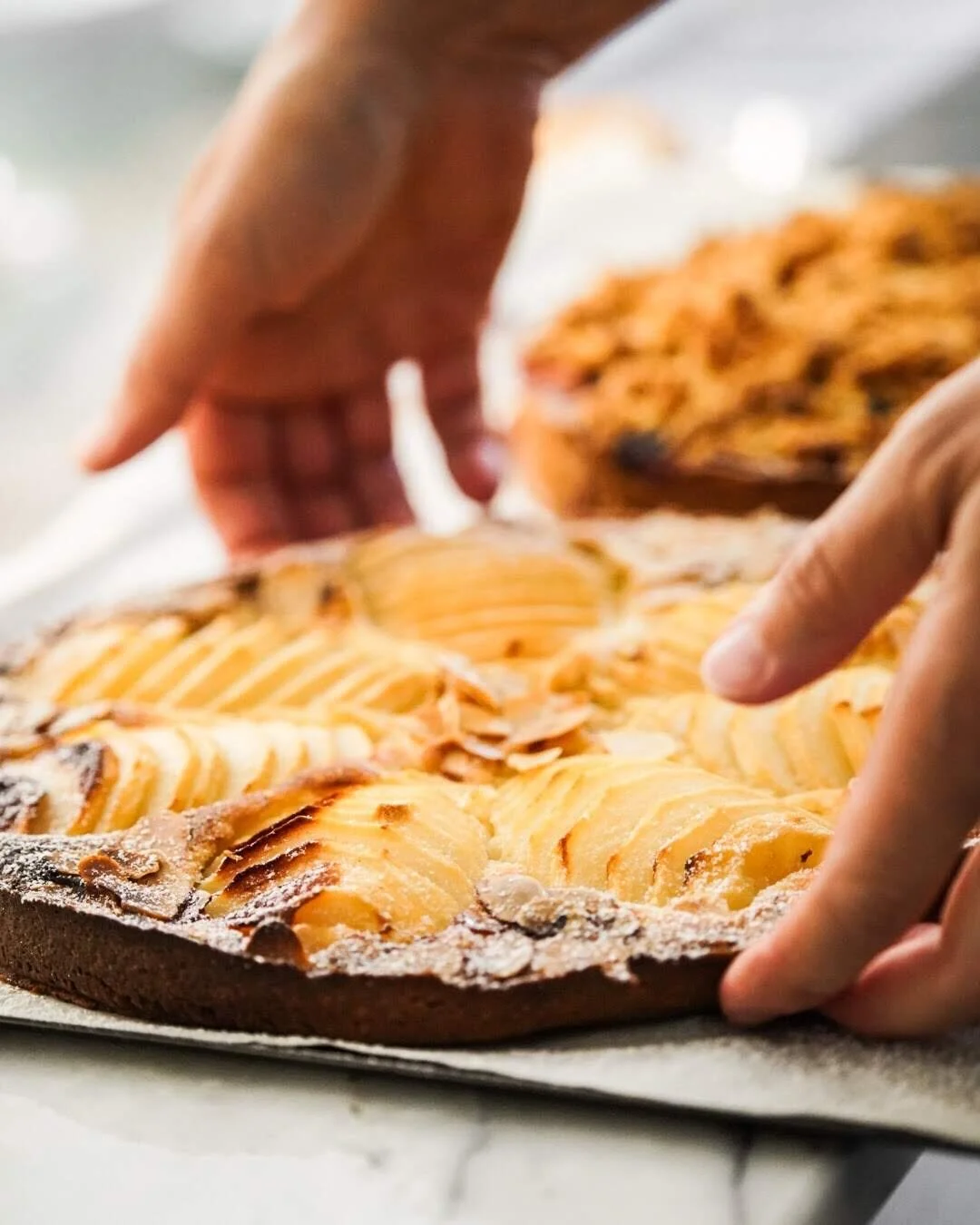 Personne coupant une tarte aux pommes.
