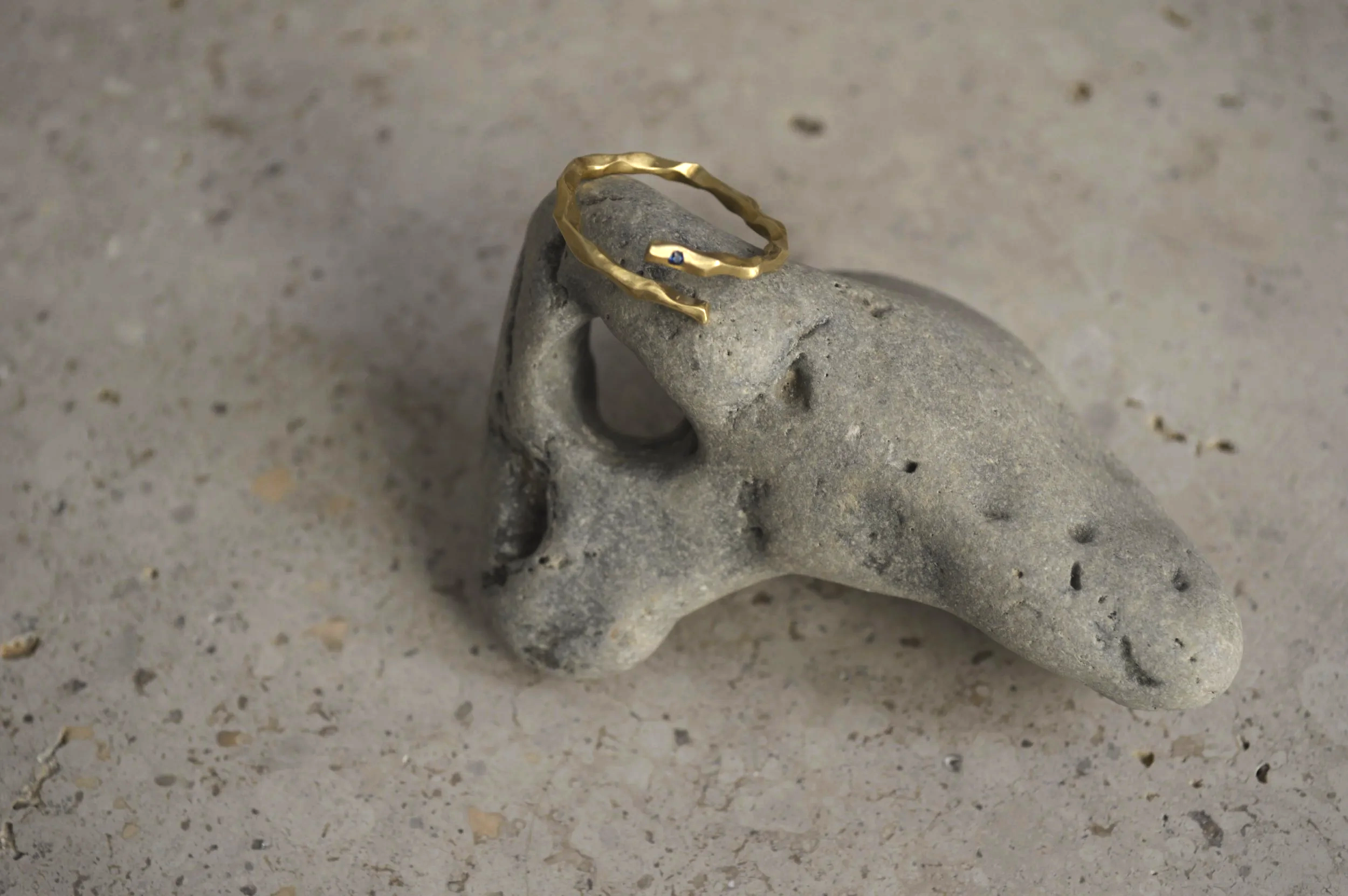 Anillo_Agradecimiento_Au750_Zafiro azul_Origen ético
