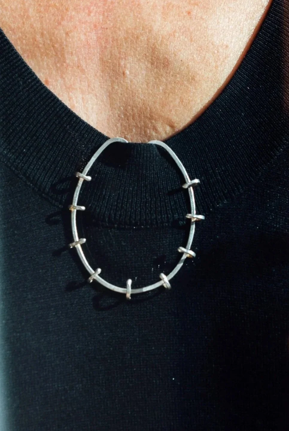 un broche con garra