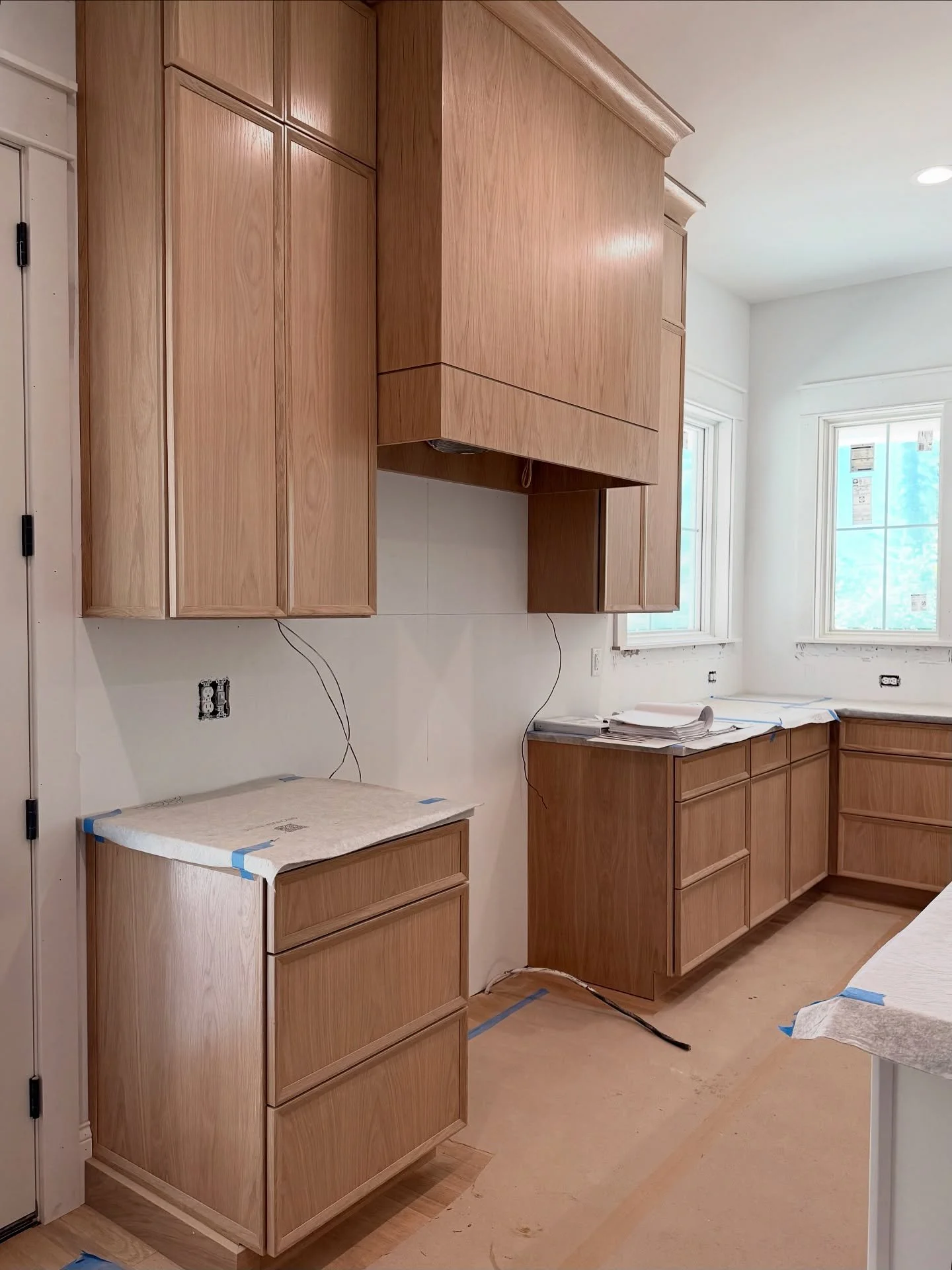 Sharing some project updates from our Woodland Knoll development in Kirkwood, MO!✨ So exciting to see the designs of Laura Hollingsworth come to life in these 6 custom new builds!