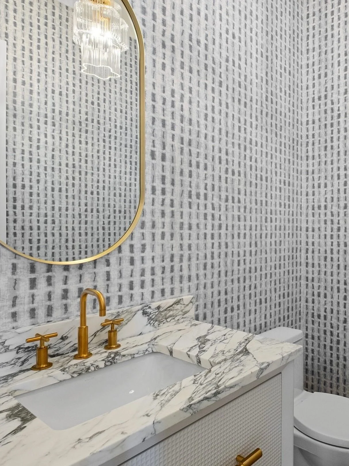 Small space, big personality. This powder room by @hollingsworth_design_ knows how to show off ✨
.
.
.
.
#CustomHomeBuilder #DreamHomeDesign  #LuxuryHomeBuilder #NewHomeConstruction #HomeDesignInspo #CustomBuild #LuxuryLiving #BathroomDesign #LuxuryB