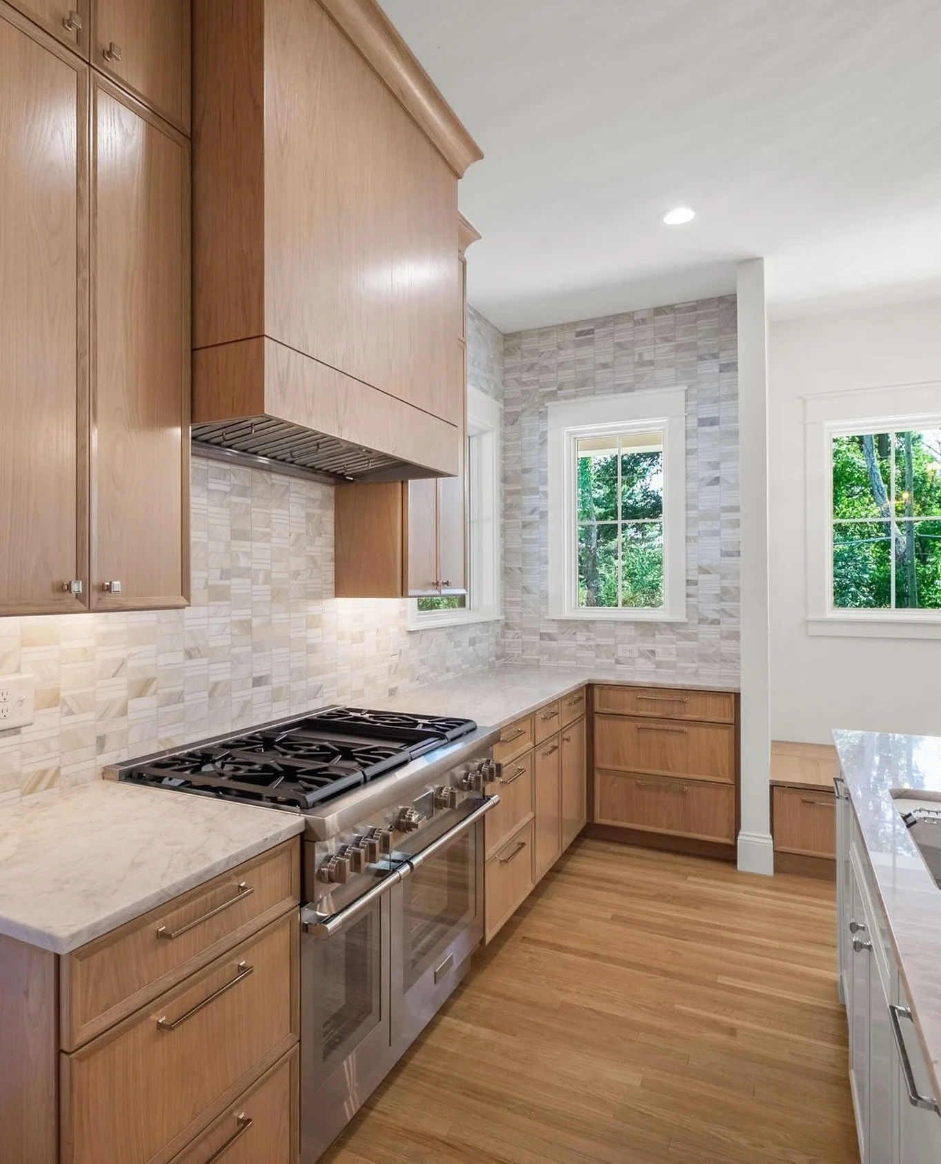 This newly completed kitchen by @hollingsworth_design_ in our first @woodlandknoll house is the perfect blend of classic charm and modern function. Perfect for entertaining guests and sharing family meals, it’s a space where style meets everyda