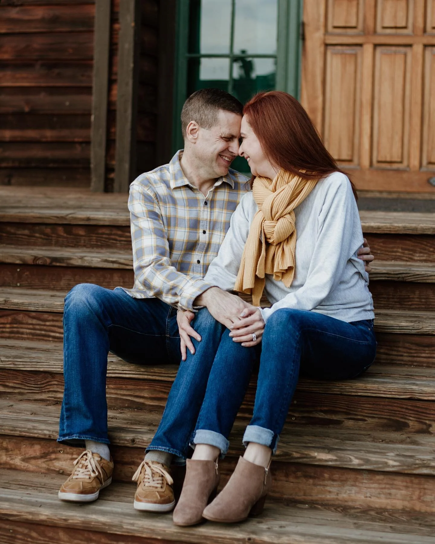 Look at these two 🤩 loved this session so much! Hoping I will get to photograph more couples in the New Year! Happy Friday everyone ✨