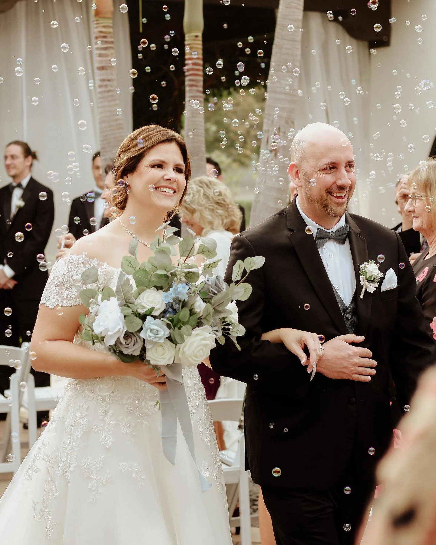 And just like that&hellip; it&rsquo;s Christmas tomorrow!! I hope you all have a wonderful Christmas Eve gathering with friends and family. 

Here are three adorable shots from a November wedding with @michellekturner_ as her second camera! Such a go