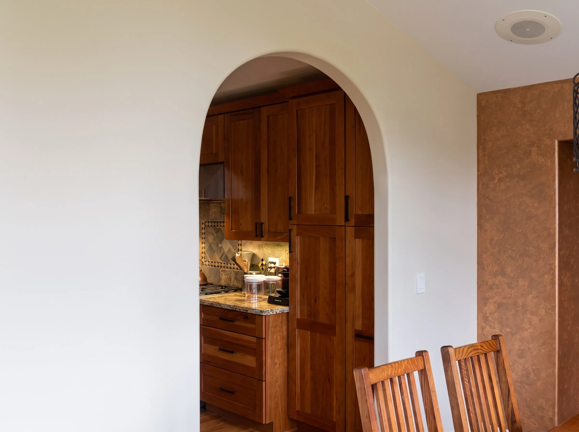 Arched opening from the dining room to the kitchen.