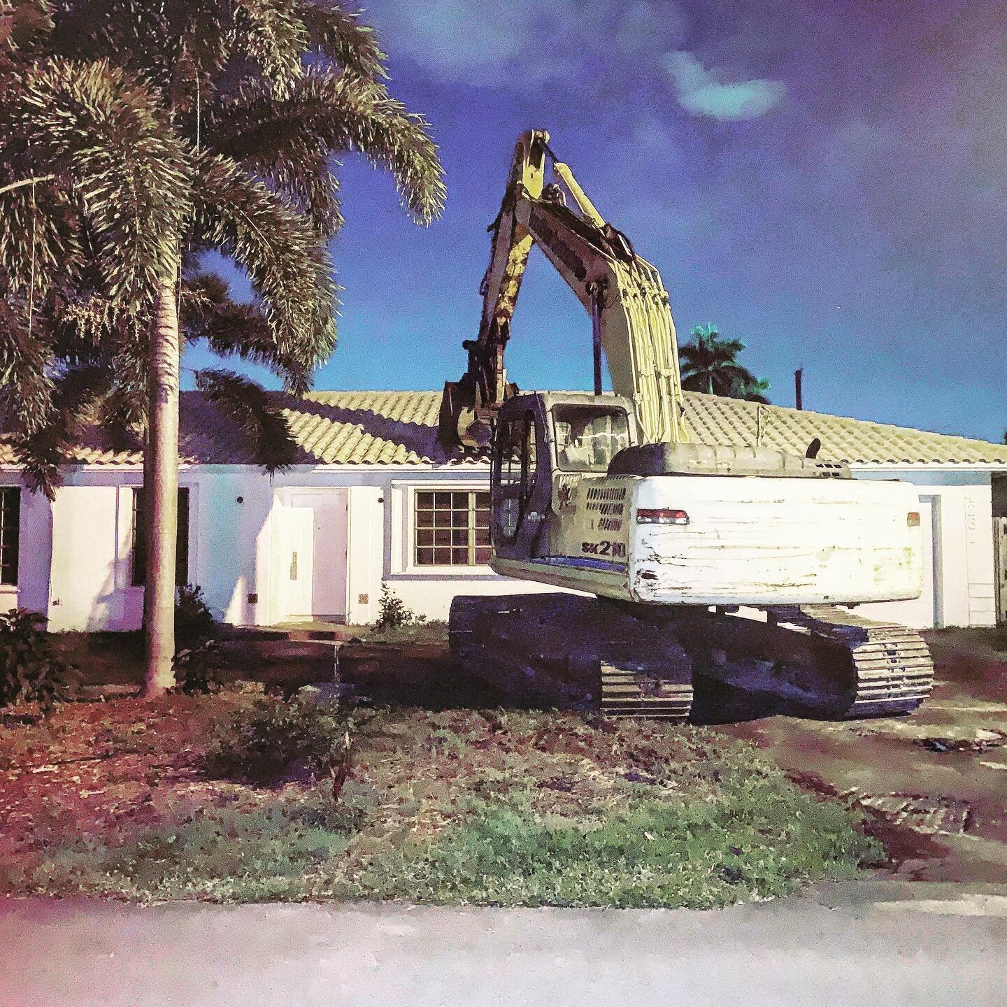 The house on 28TH is ready to roll. We&rsquo;re so excited to begin this project!!! Follow our progress for what&rsquo;s to come! 🏚🏗 #homedecor #demoday #fortlauderdale #homerenovation