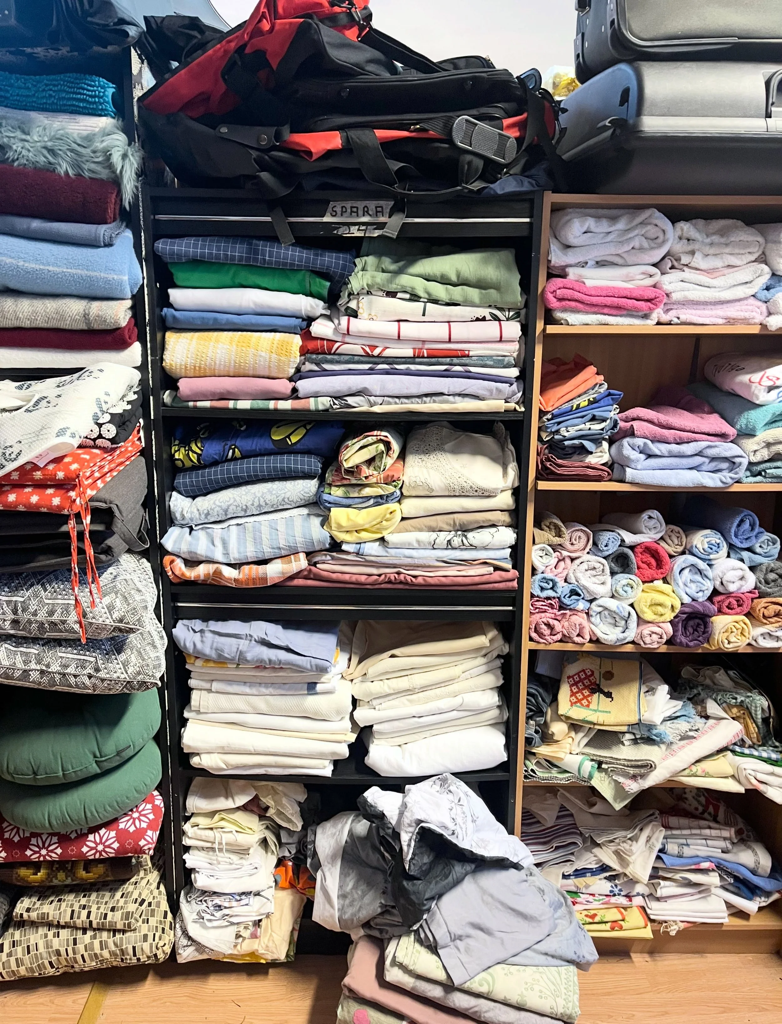 Gott om begagnad textil f&ouml;r den som &auml;r sugen ett syprojekt efter semestern. Finns p&aring; H&ouml;gsbo Second Hand. 
📍Beatrice Lesslies gata 10