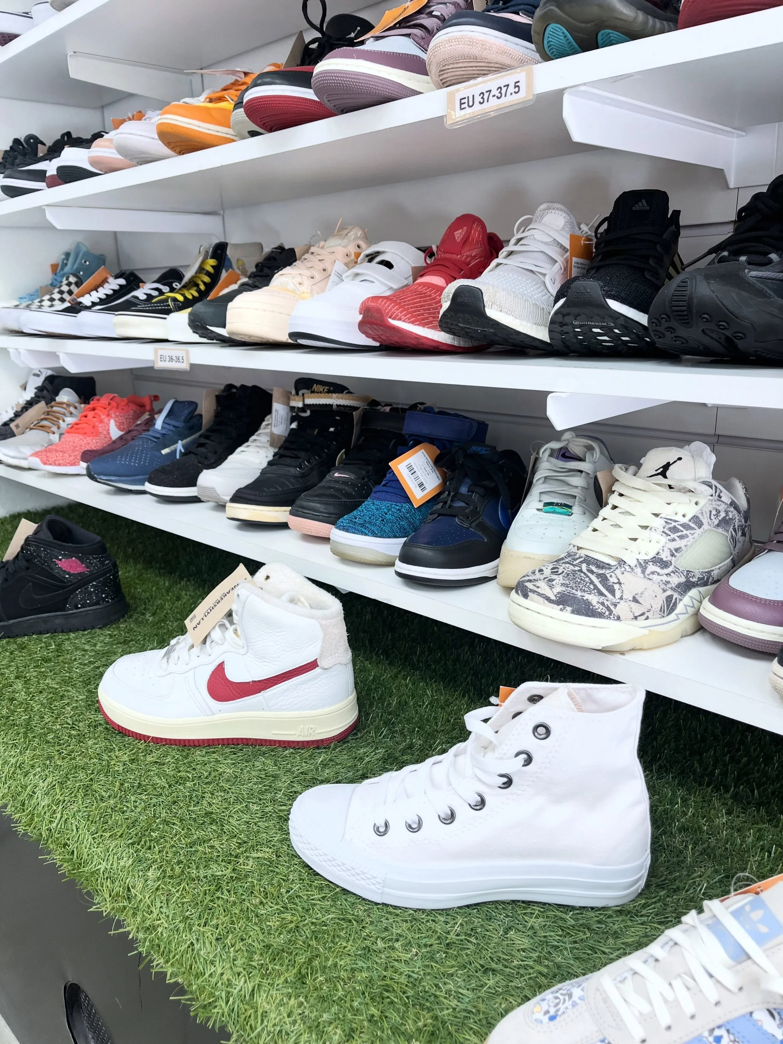 Sneakershyllan k&ouml;per och s&auml;ljer: (du gissar s&auml;kert r&auml;tt) SNEAKERS. 

📍Kungsgatan 38, G&ouml;teborg

L&auml;s mer p&aring; www.slowguide.se