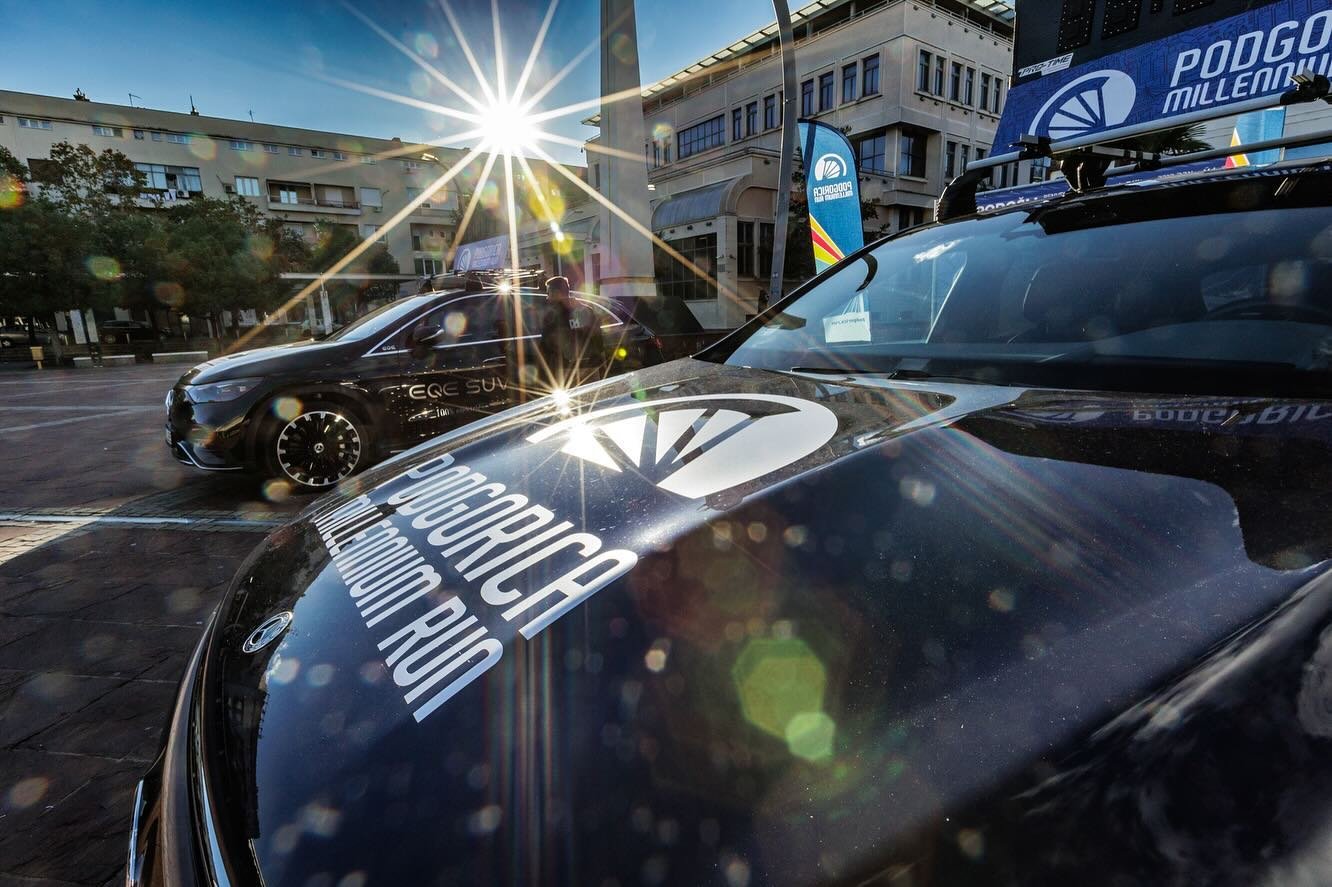 😍 Ova legendarna marka automobila nije samo sinonim za luksuz, već i za neumornu težnju ka savr&scaron;enstvu - vrijednost koju svaki trkač nosi u sebi. @mercedesbenz_cg i &quot;Podgorica Millennium Run&quot; dijele istu strast prema izvrsnosti, brz