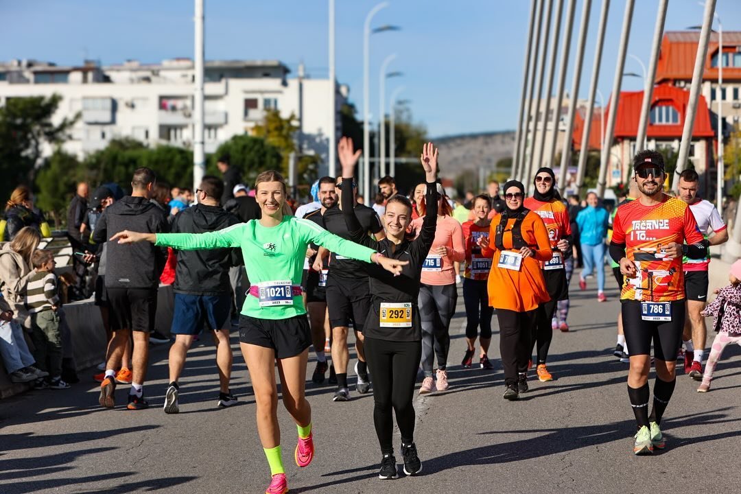 📸 A sada, vrijeme je za uspomene! Fotografije sa trke će uskoro biti dostupne na aplikaciji getpica.com. Pronađite svoj startni broj, unesite kod i otkrijte sve divne trenutke koje ste zabilježili tokom trke.

🥰 Neka svaka fotografija bude podsjetn