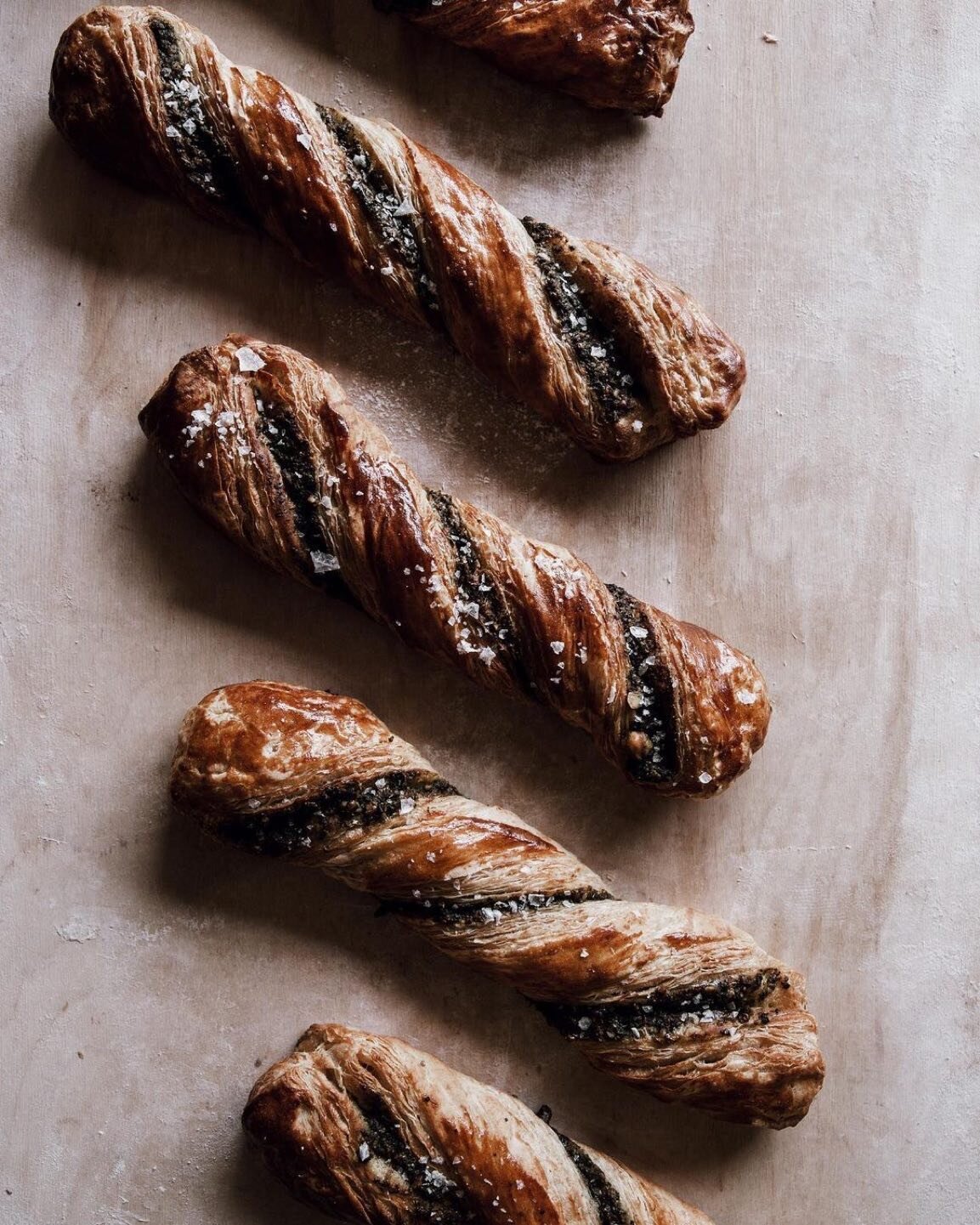 Kale pesto made with toasted walnuts, parmesan cheese and hints of lemon and garlic twisted in flaky sourdough croissant made with wheat, rye &amp; spelt

🤗 #repost