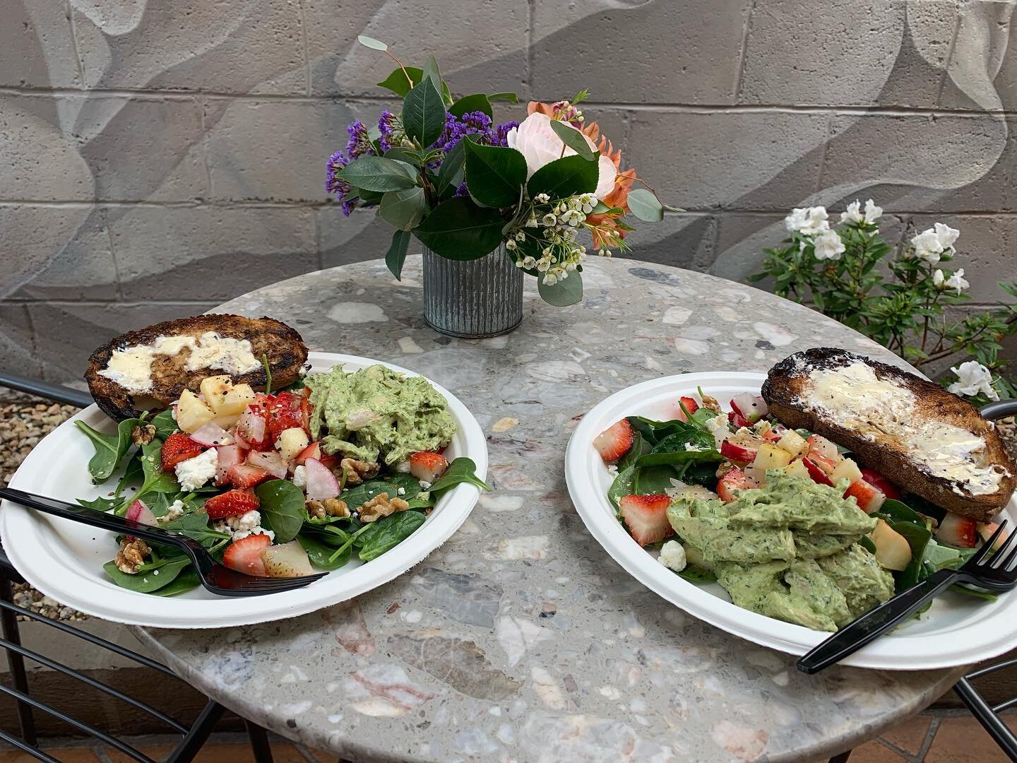 Our salad bowl with a side of chicken 💥