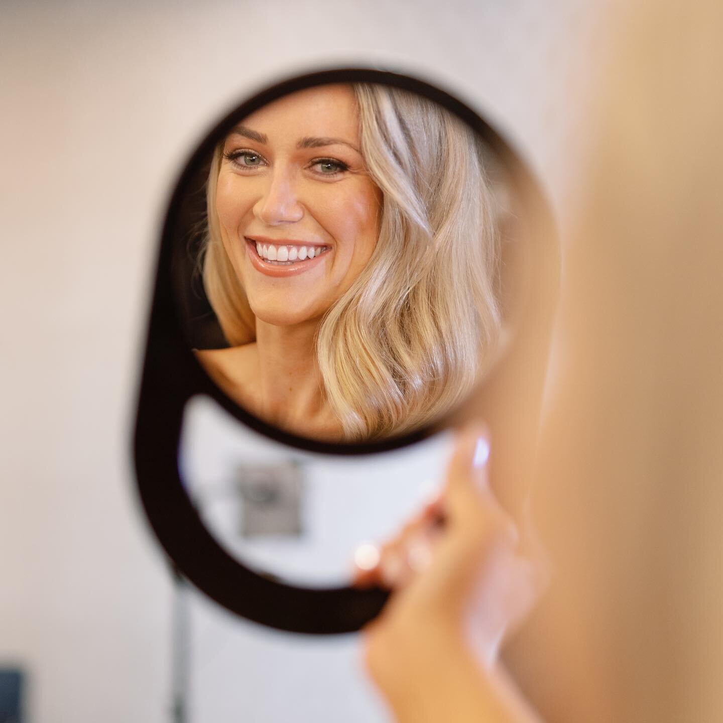 Molly&rsquo;s smile says it all when she finally got to see her first look in the mirror! 🪞👰🏼&zwj;♀️😄

Working with her to create this sophisticated and minimalistic look was such a dream experience for us. She trusted us and our expertise throug