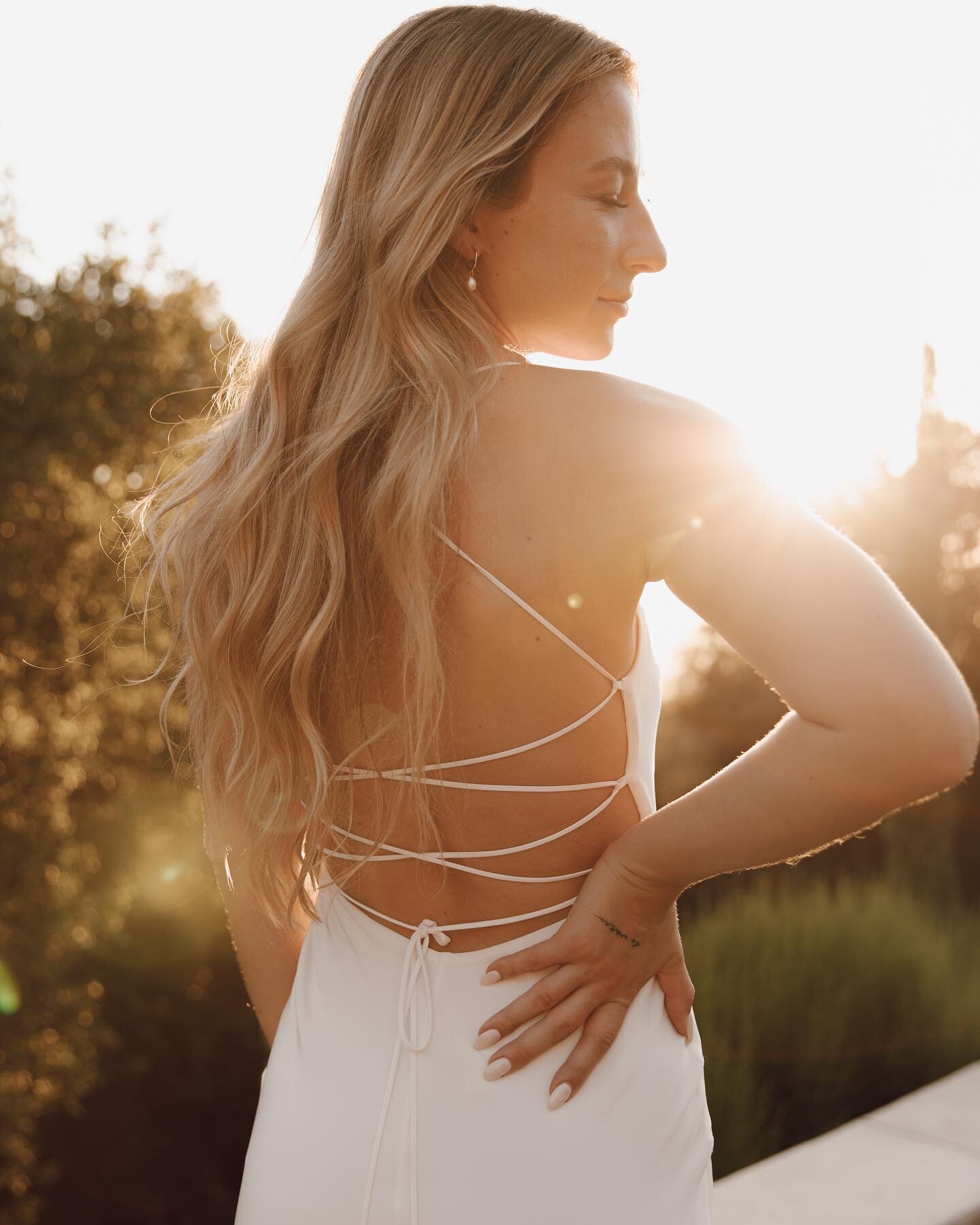 Taylor + Dani Rapp #Malibuwedding 

When creating a look like Dani&rsquo;s effortless and relaxed beachy waves the key is to incorporate some natural texture and movement.
The effortless style is meant to look relaxed and natural, rather than overly 