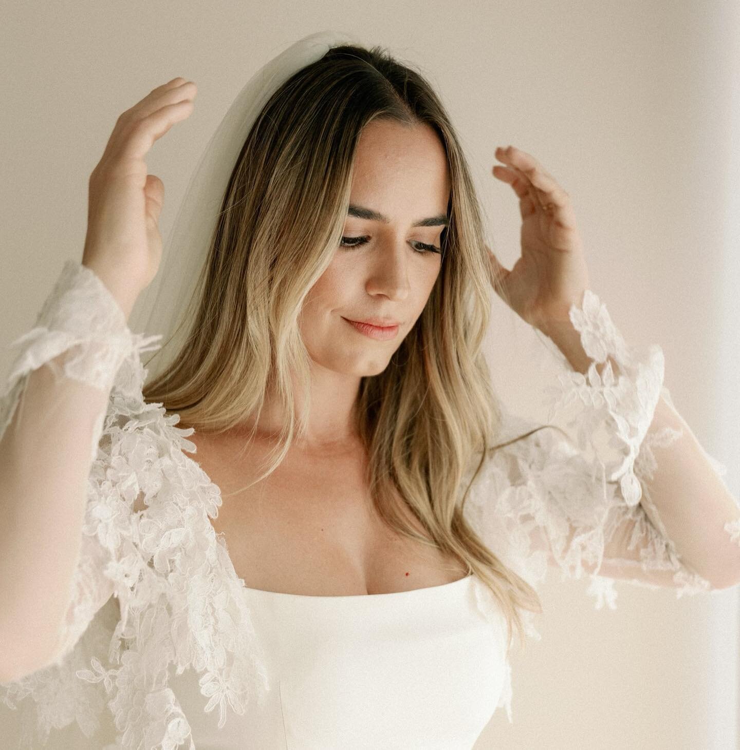 Obsessed over this effortless and classic look we created for our friend Lorena on her wedding day! She knew exactly how she wanted to feel and we worked with her to make sure she felt like an elevated version of herself! 🤍